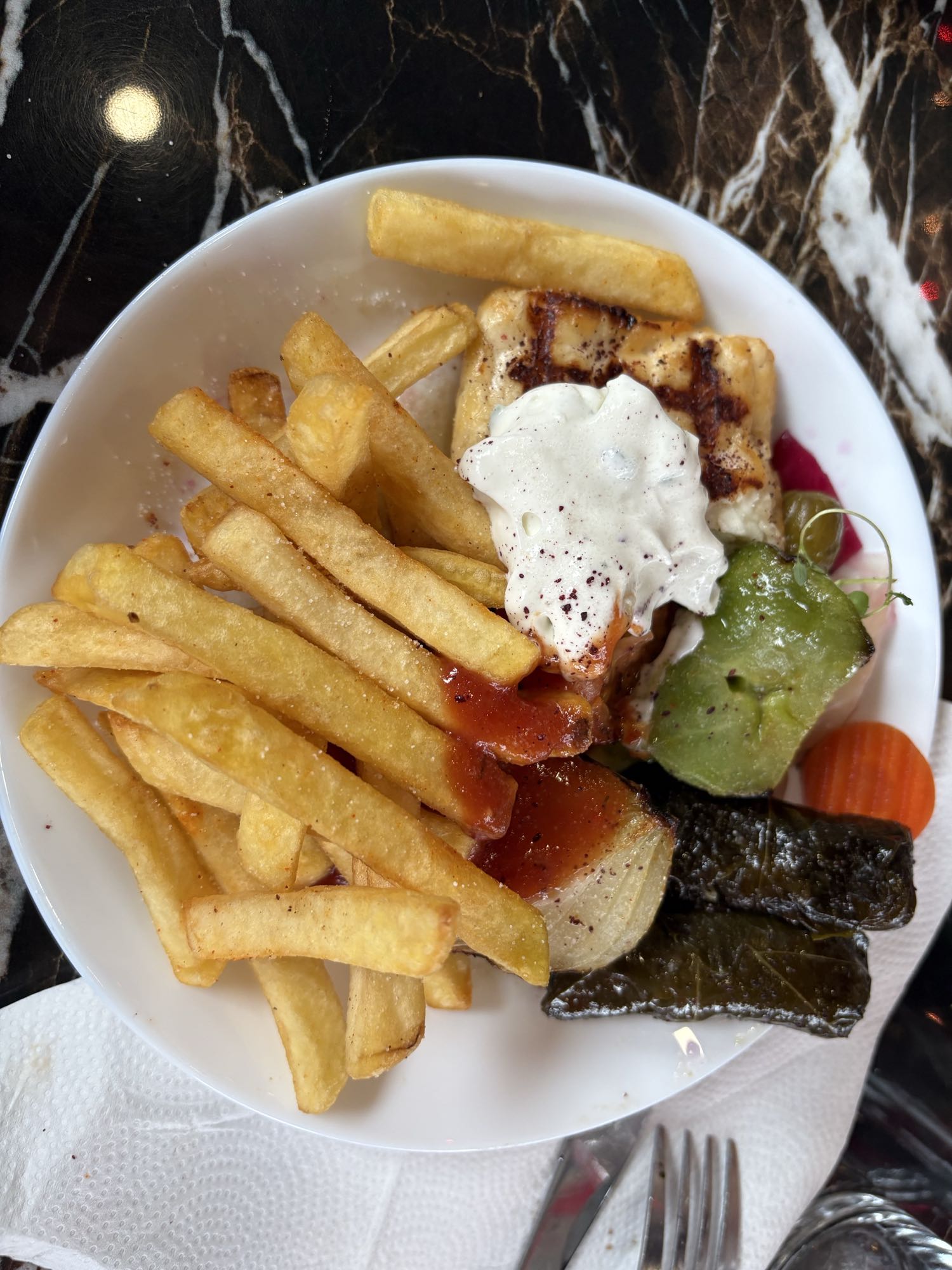 Halloumitallrik med pommes