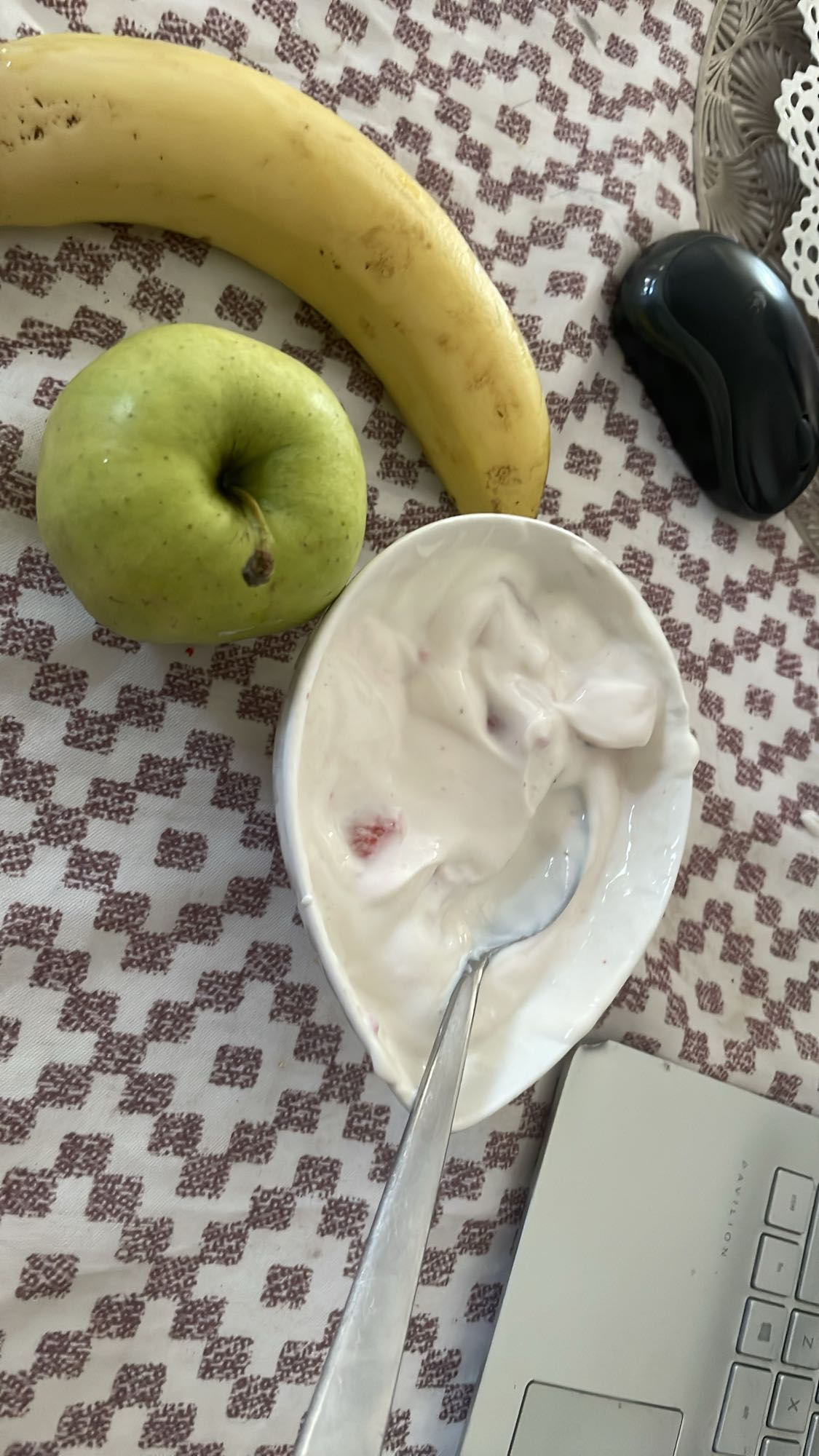 Mic dejun fructe si iaurt