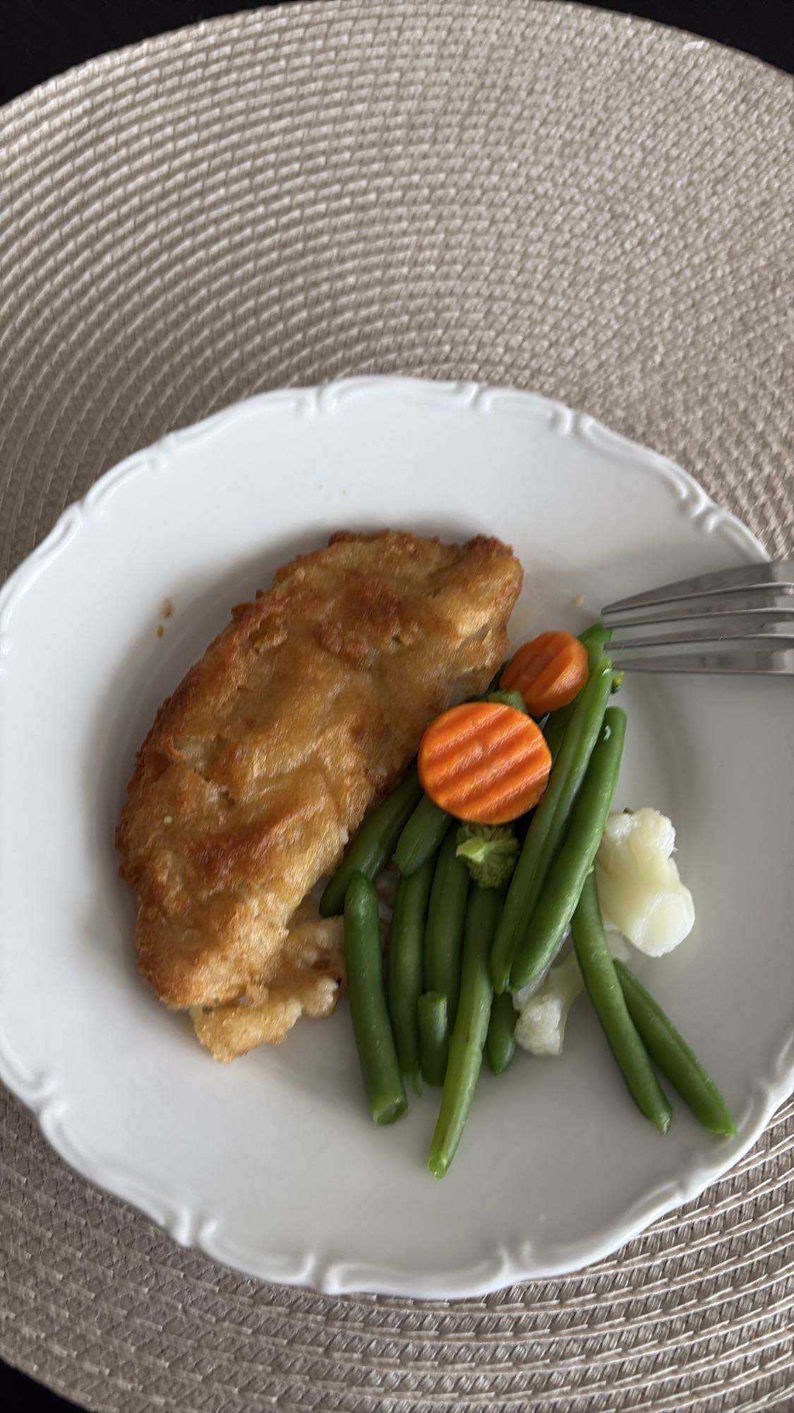 Panerad fisk med grönsaker