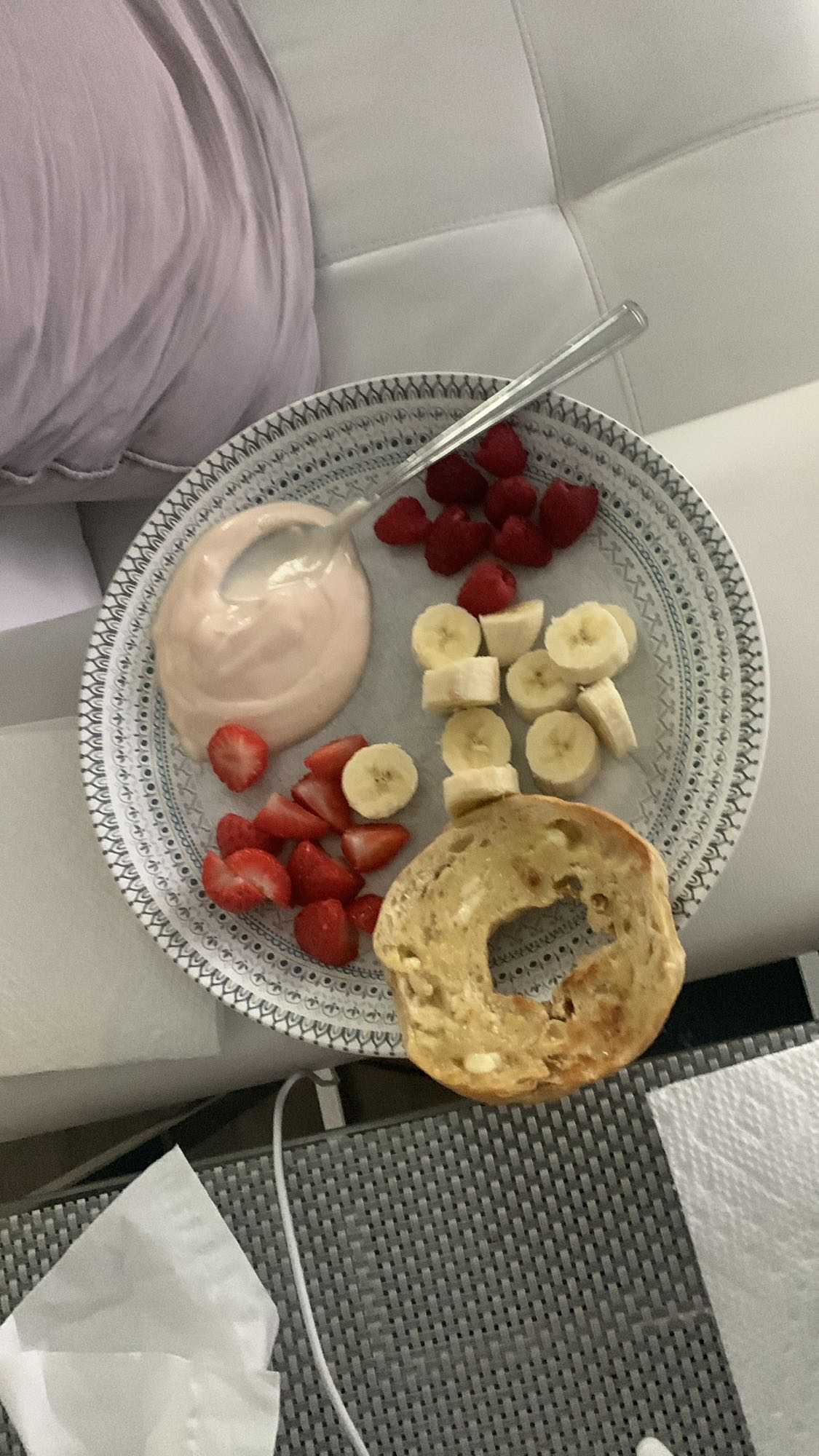 Petit-déjeuner fruité et bagel