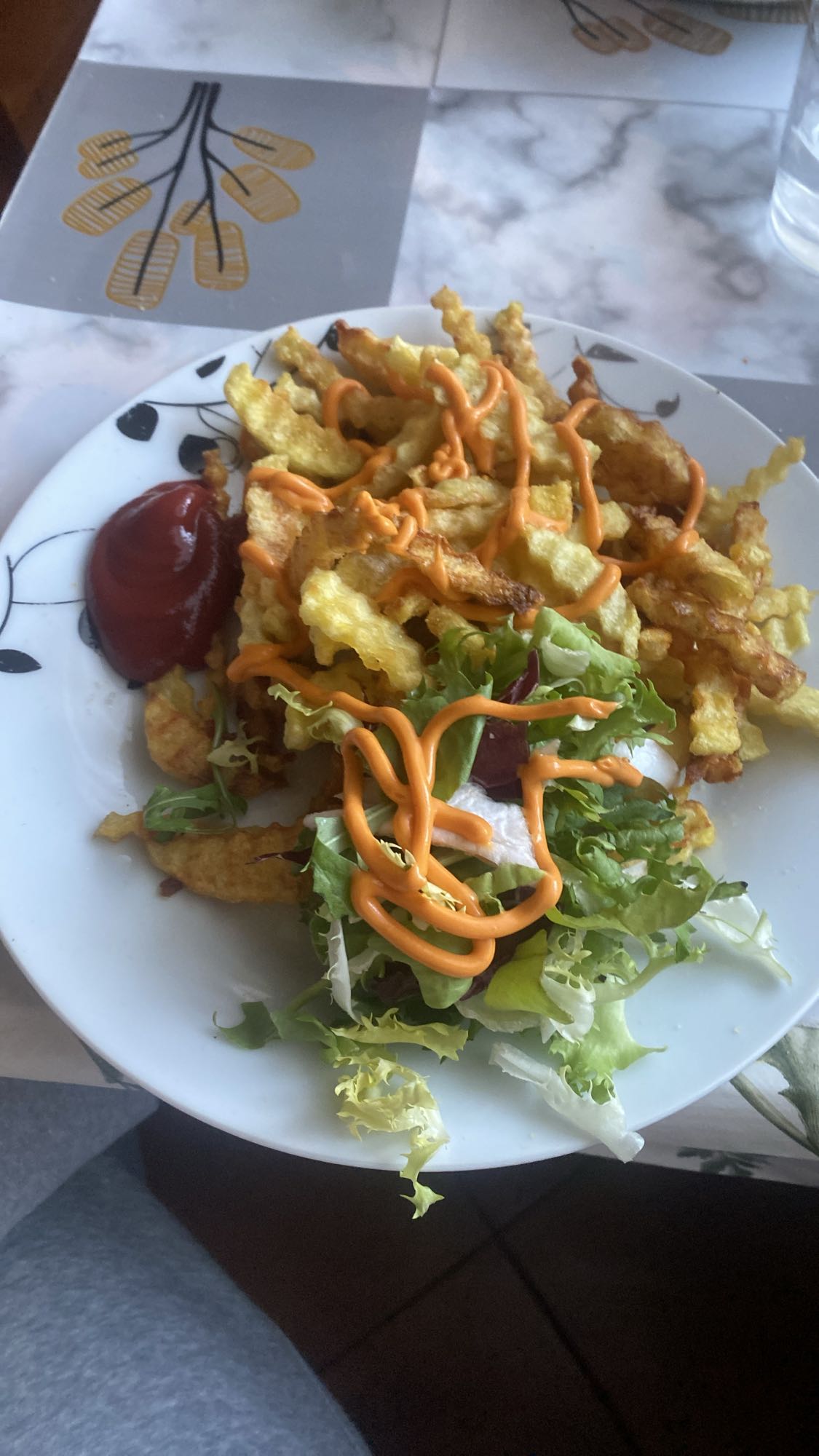 Frytki z sosem i sałatą