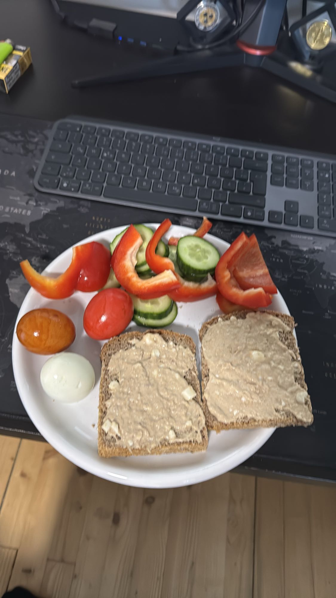 Gemüse-Ei-Brot Frühstück