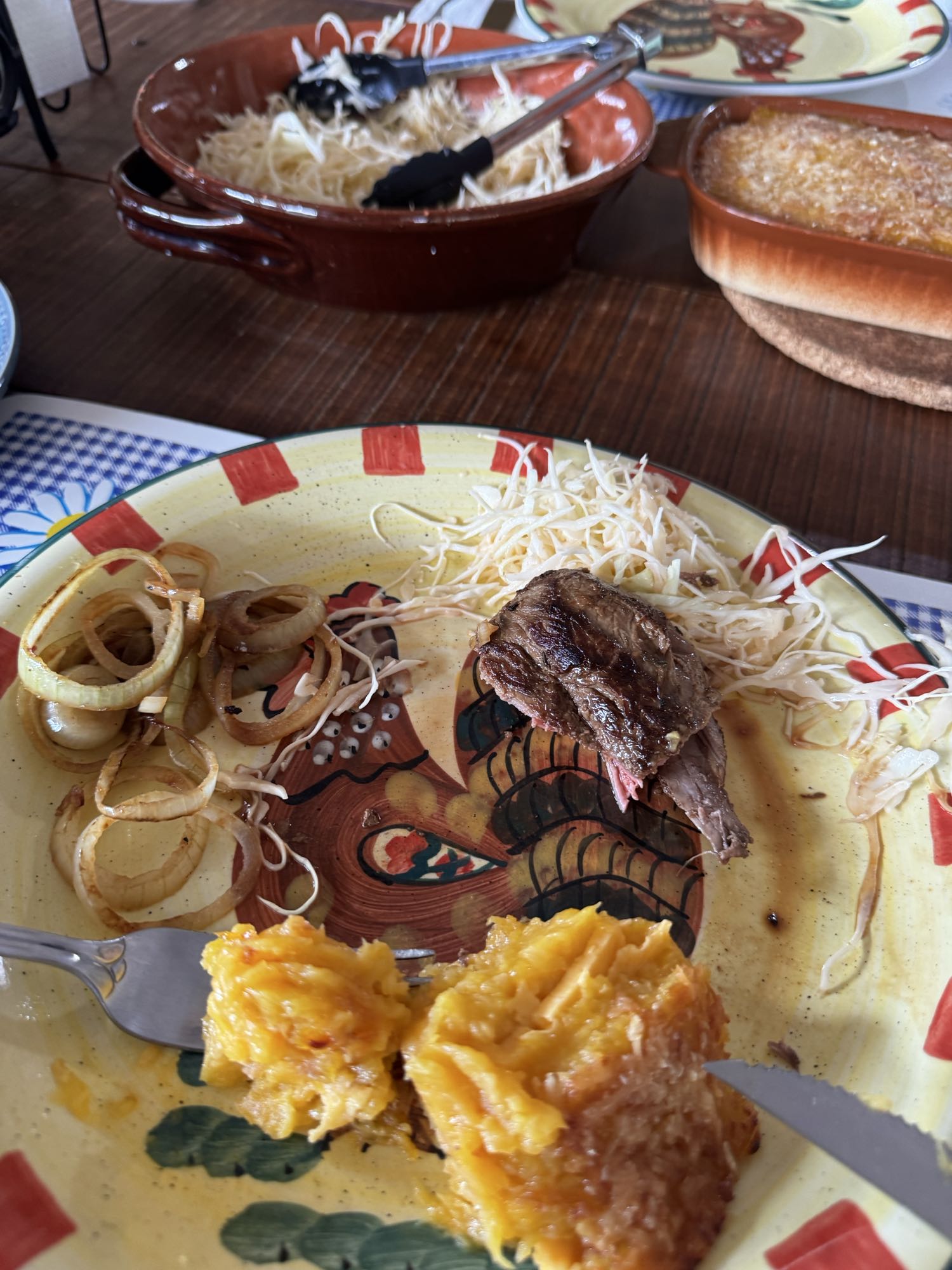 Carne con ensalada y pastel