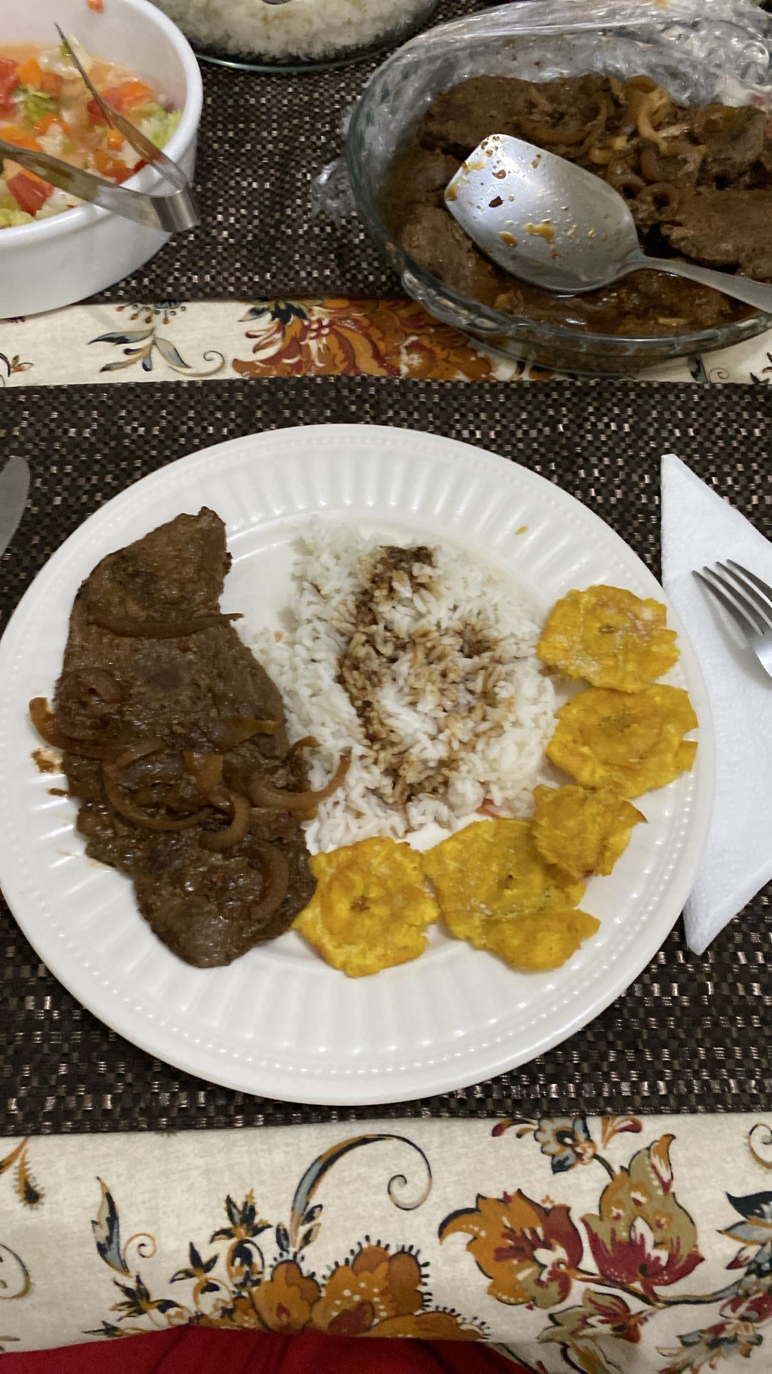 Carne, arroz y tostones
