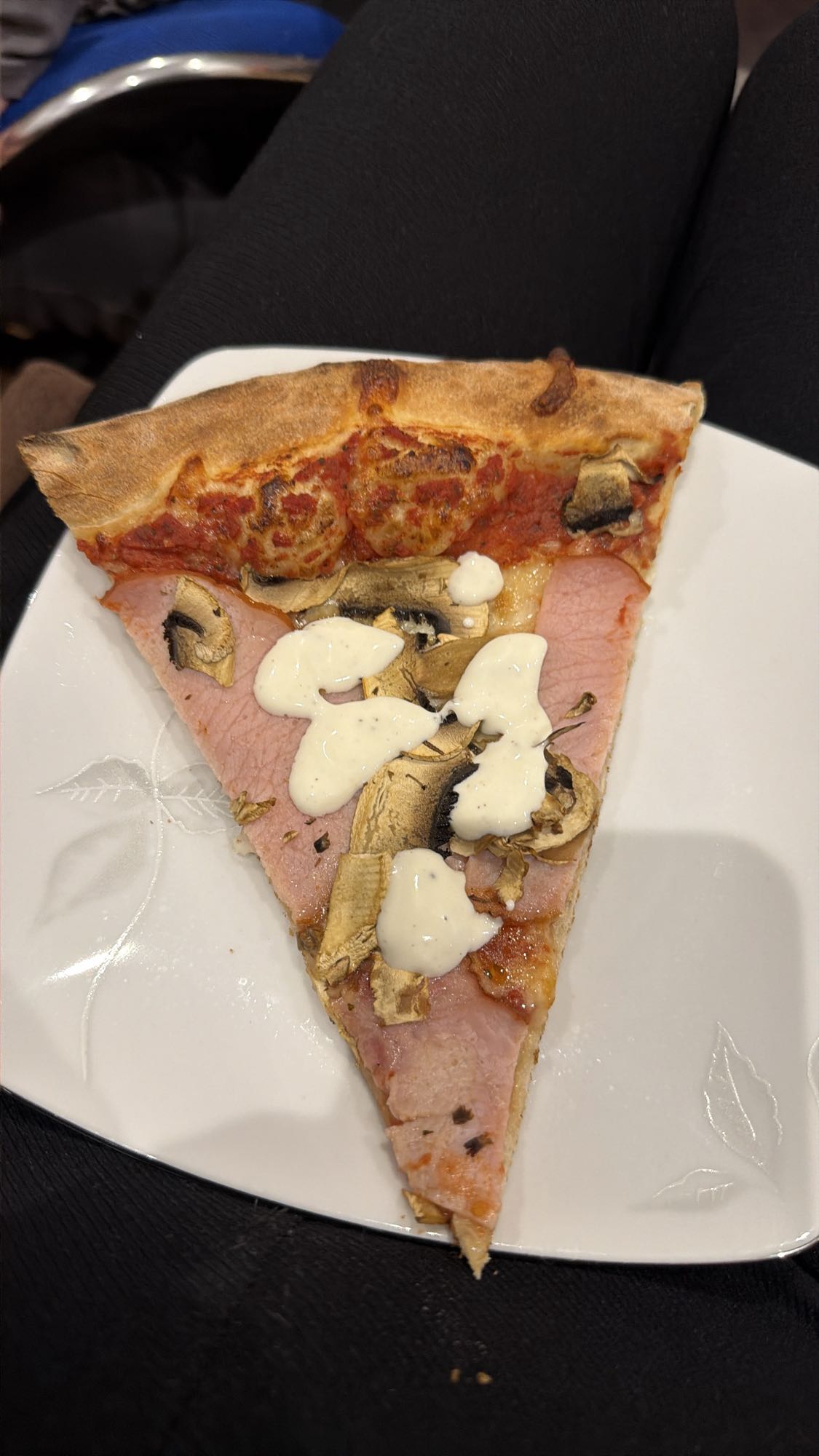 Pizza z szynką i pieczarkami