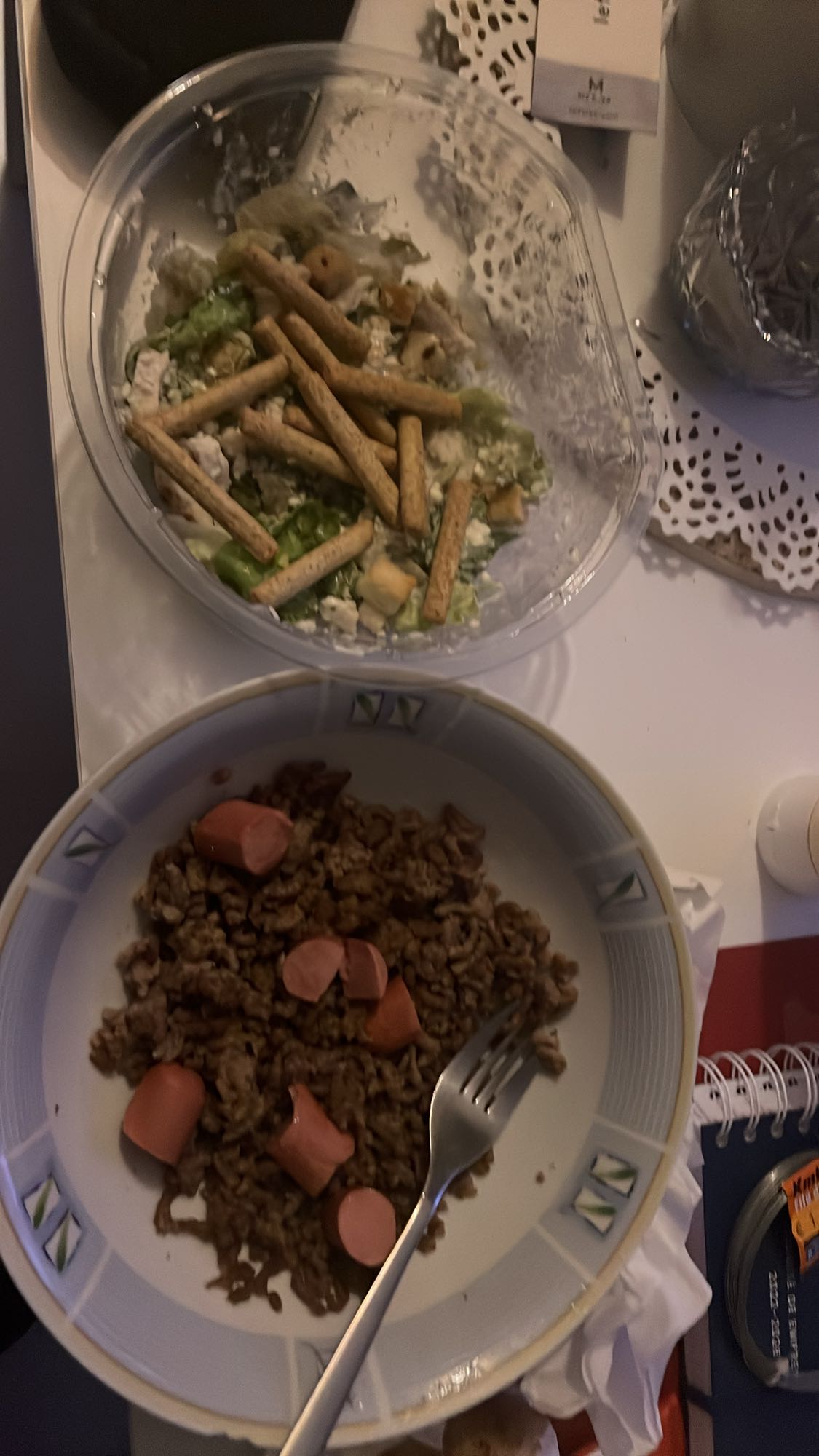 ensalada y carne con salchicha