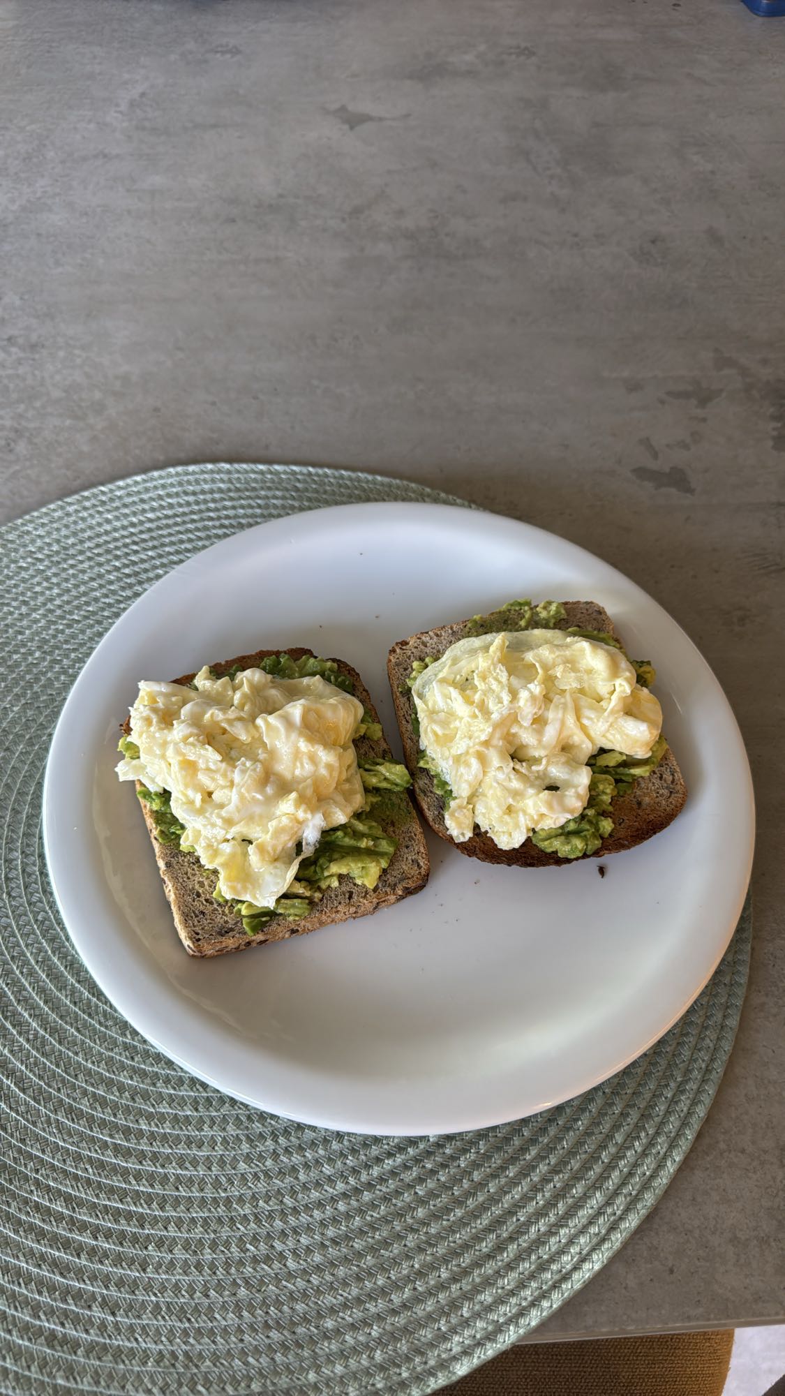 Tostadas con huevo y aguacate