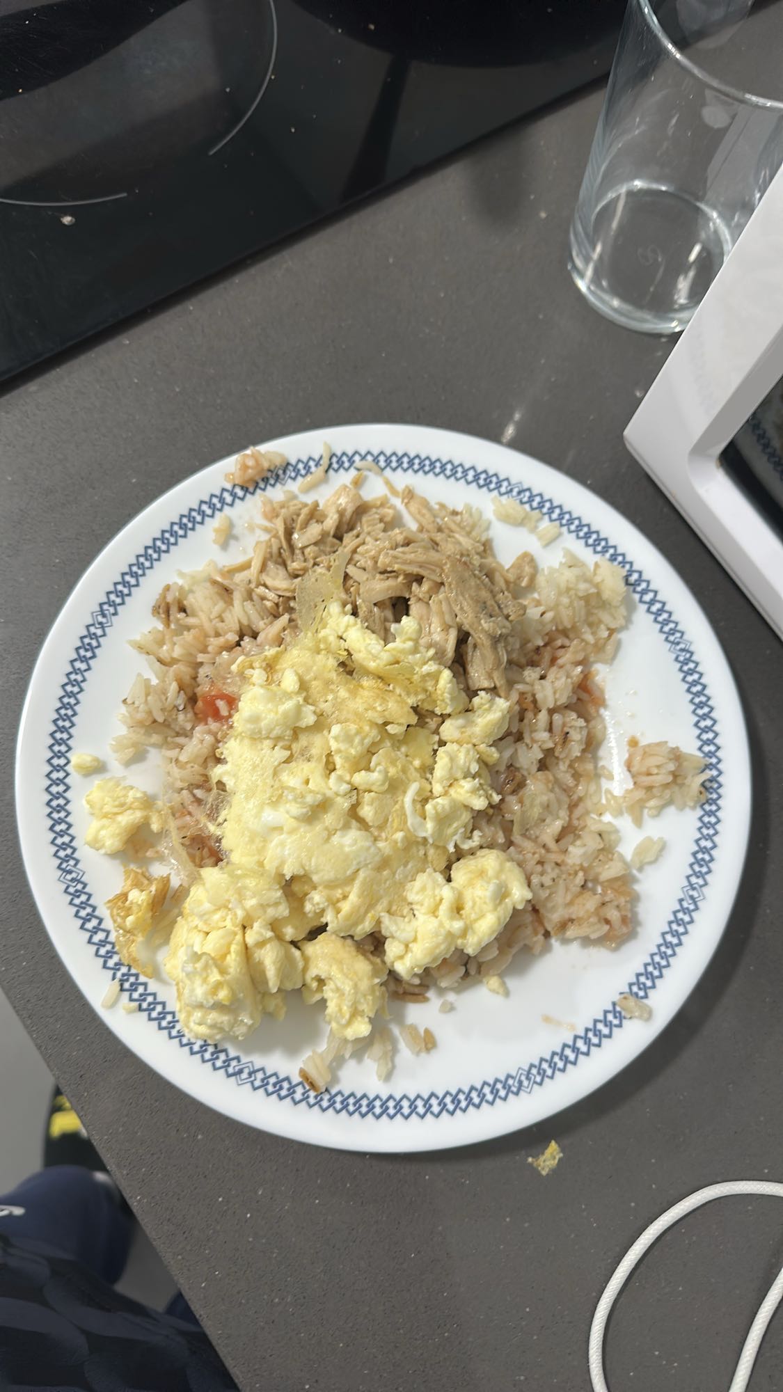 arroz con pollo y huevo