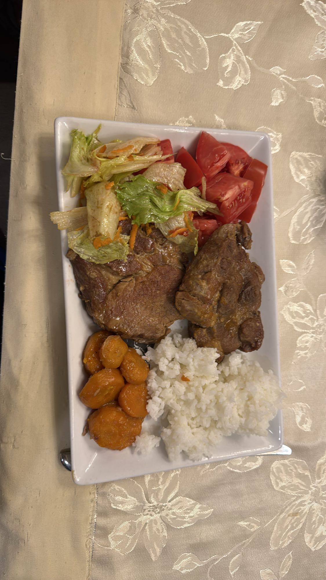 Plato de carne con arroz