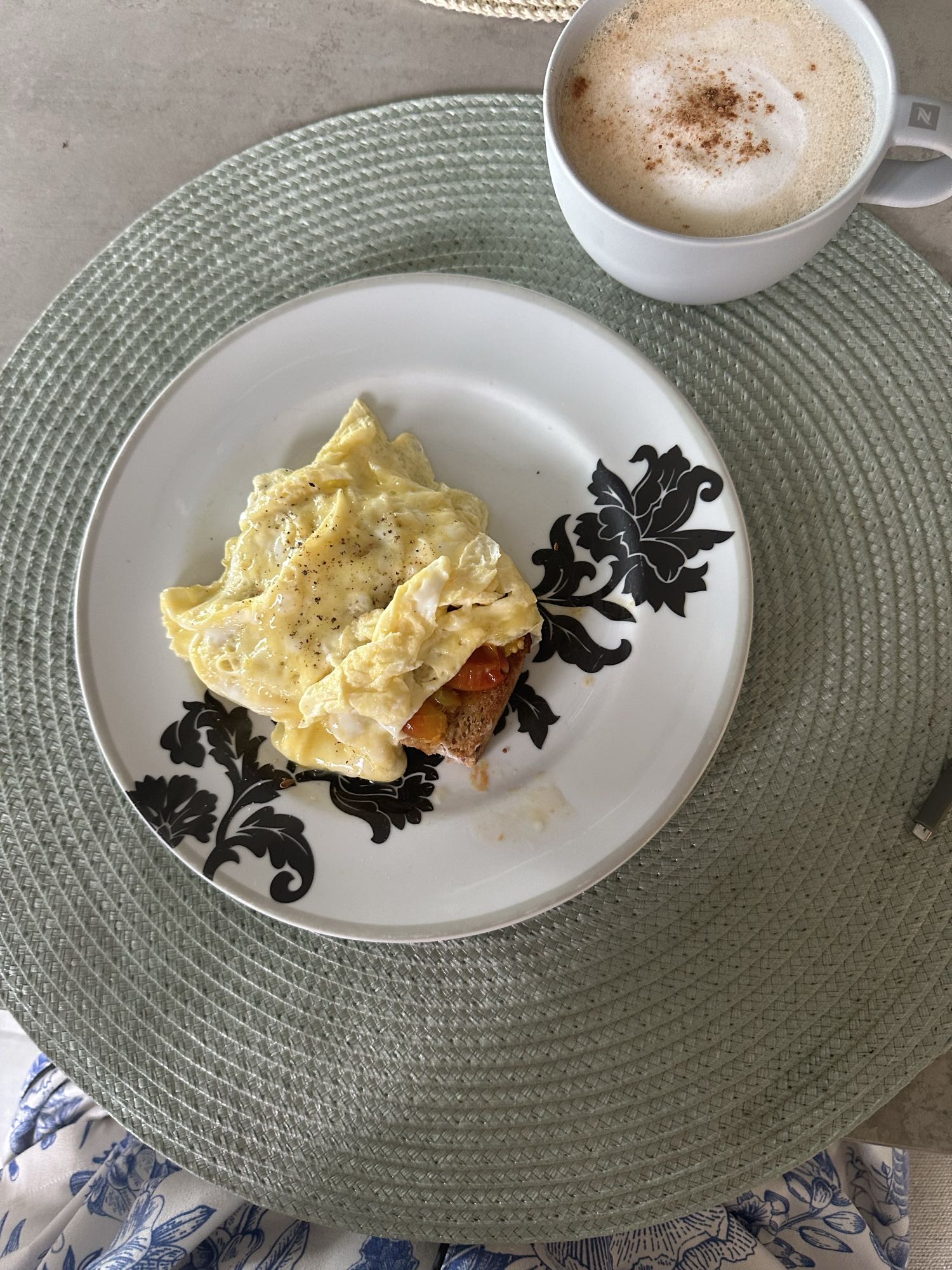 Tostada con huevo y café