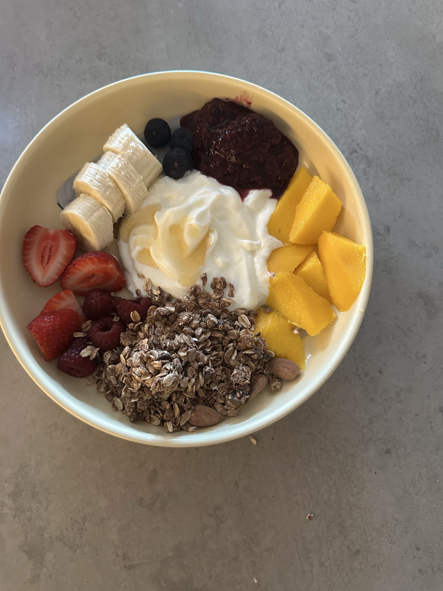 Tazón de yogur y frutas