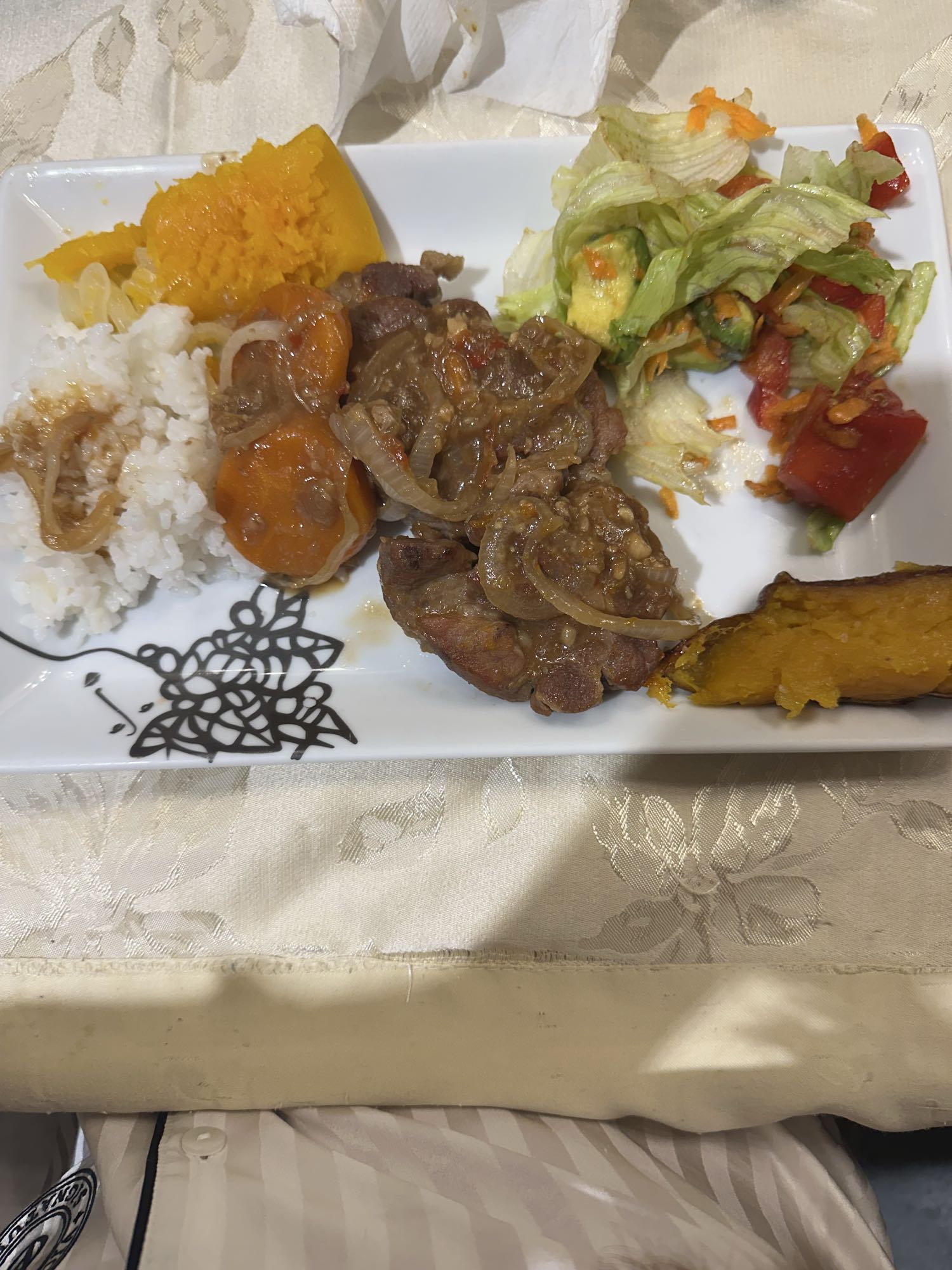 Carne con arroz y ensalada