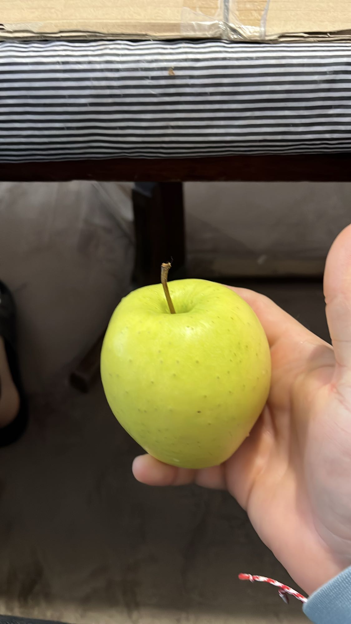 Зелена ябълка