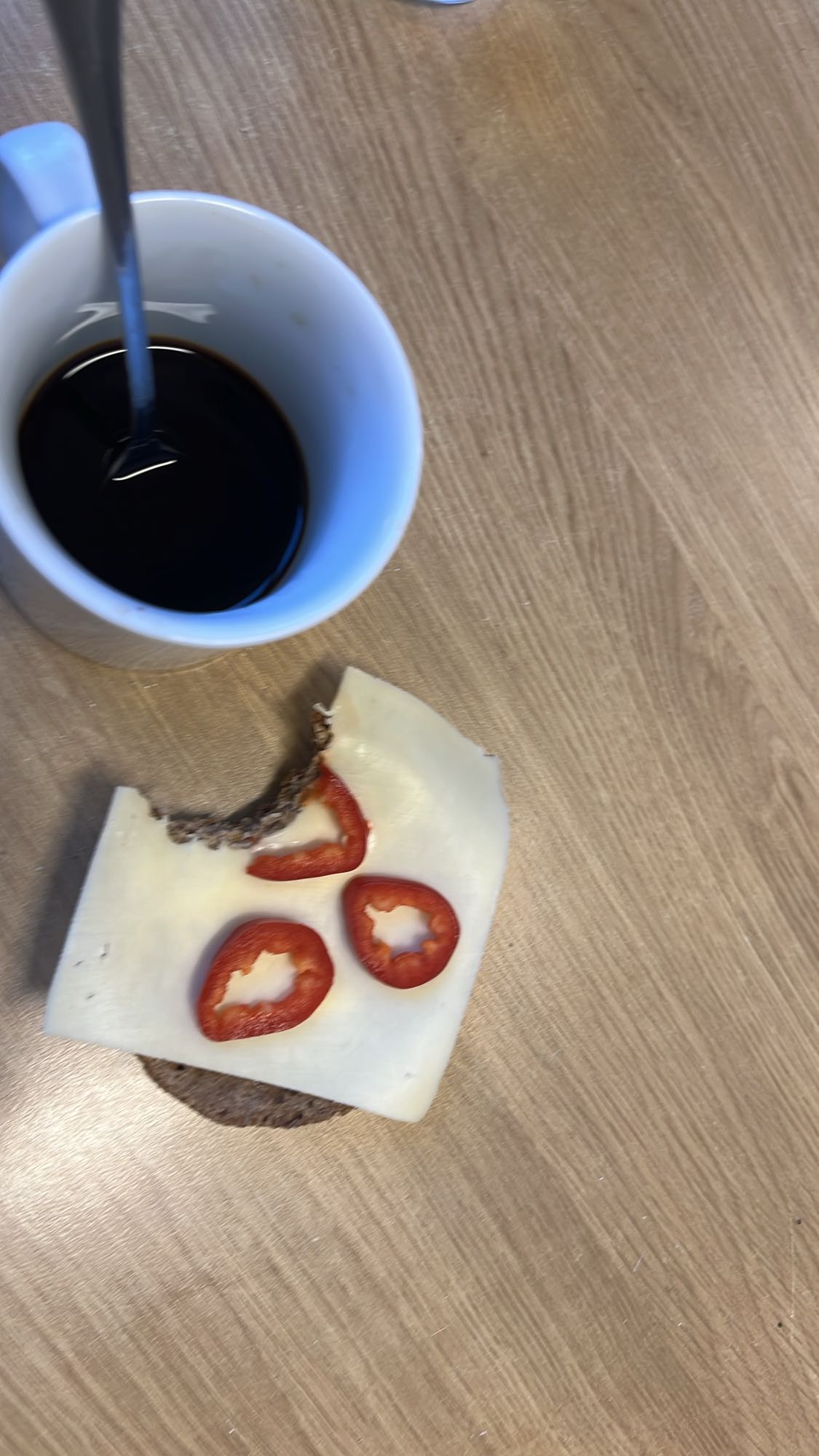 Ostsmörgås med kaffe