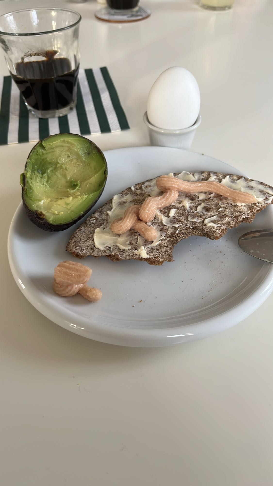 Frukost med ägg & avokado