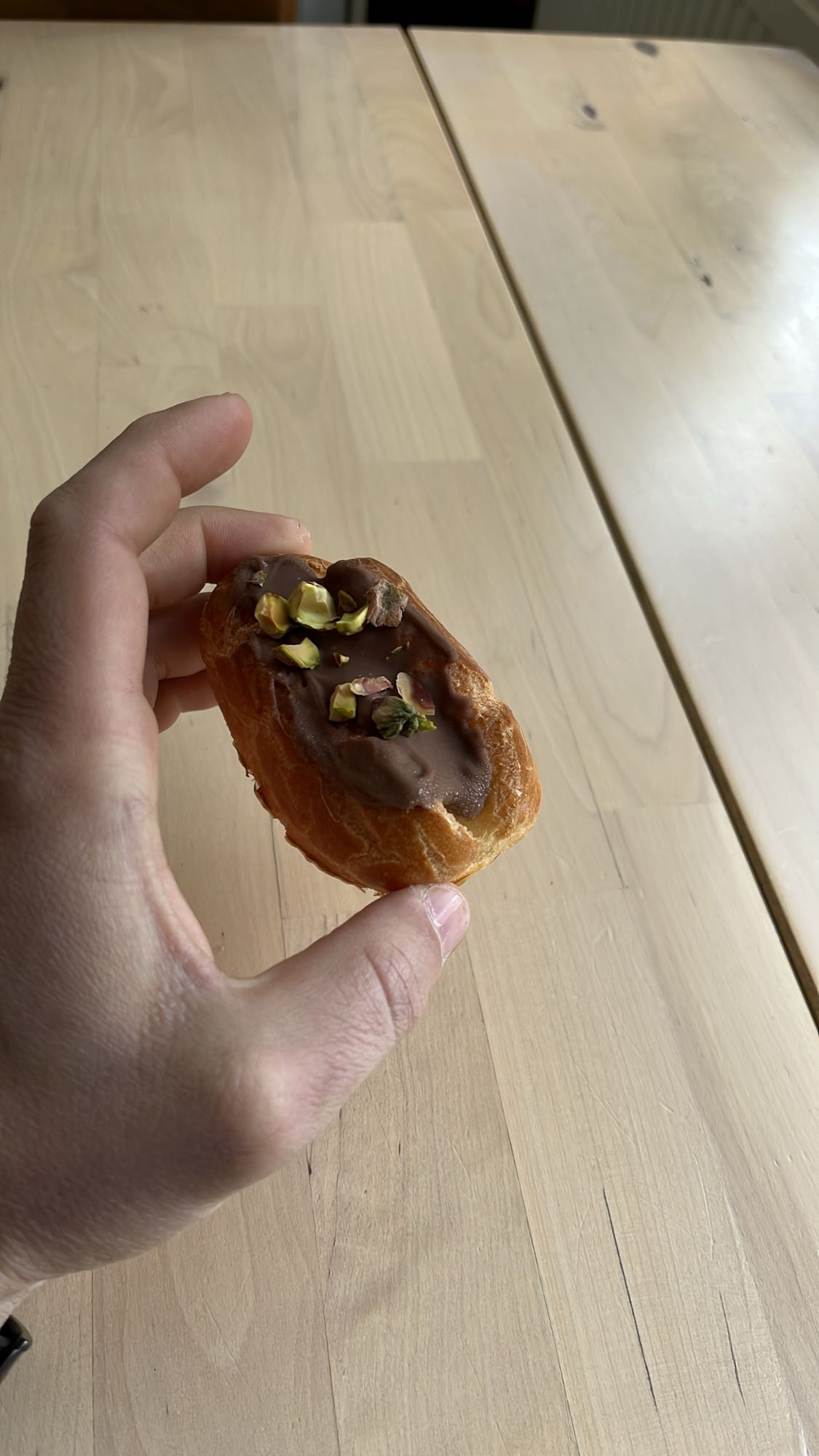 еклер с шоколад и шамфъстък