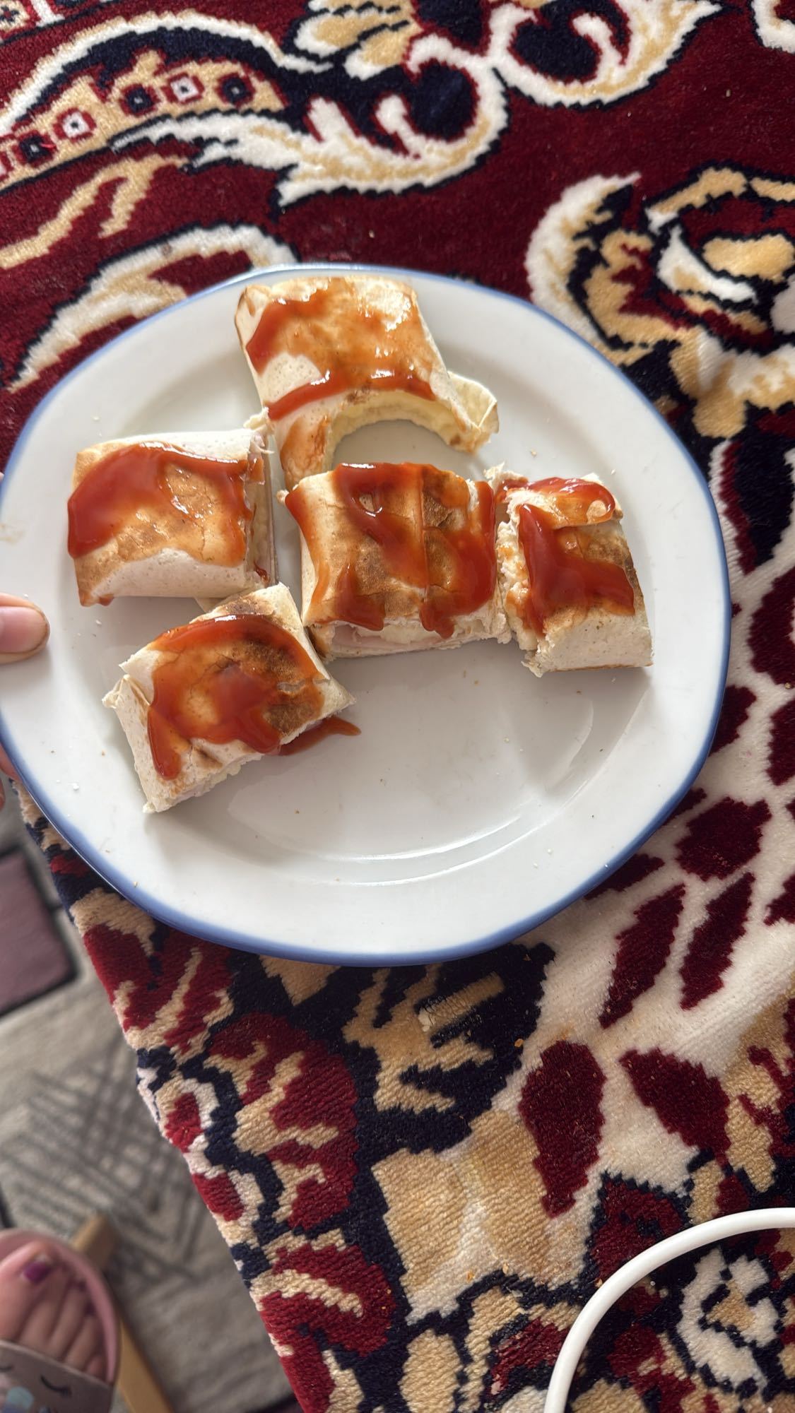 Rulouri lipie cu ketchup