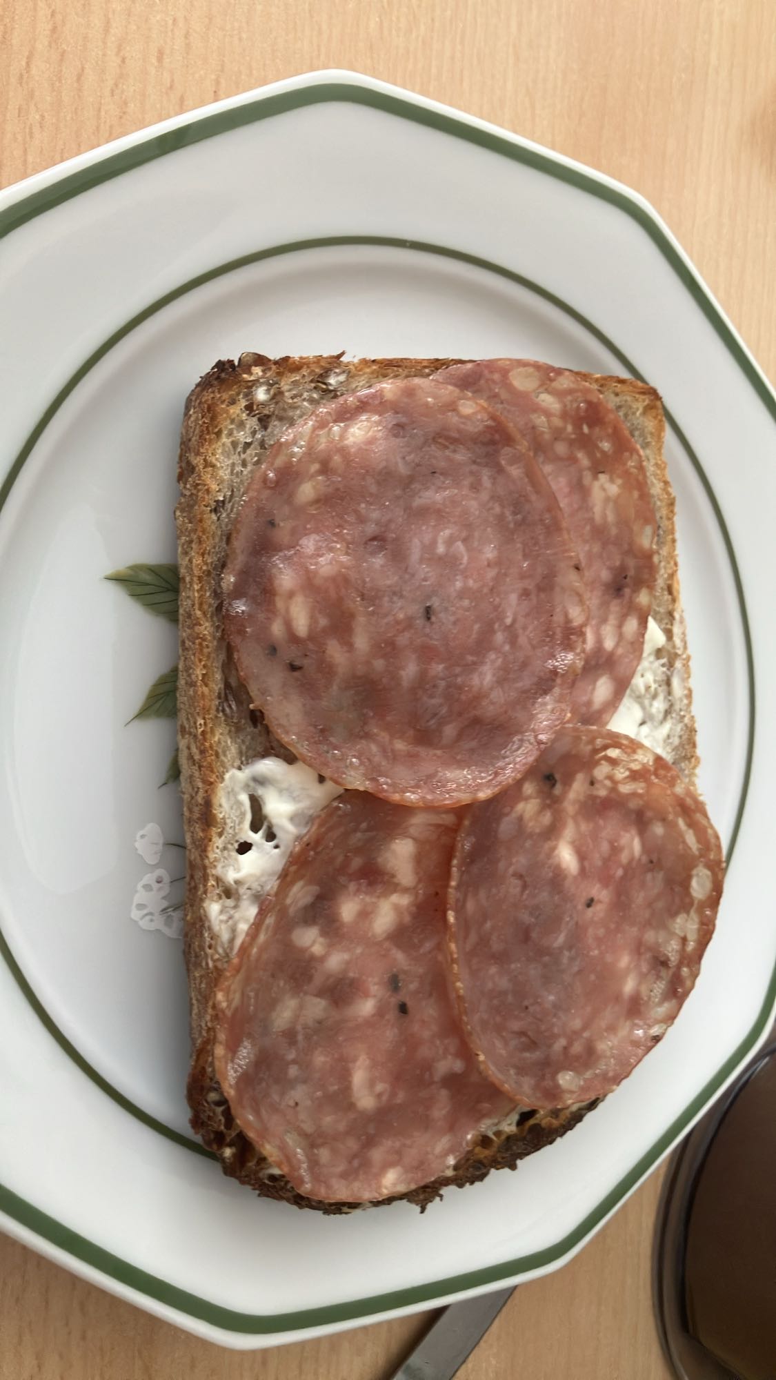 Pão com salame e creme