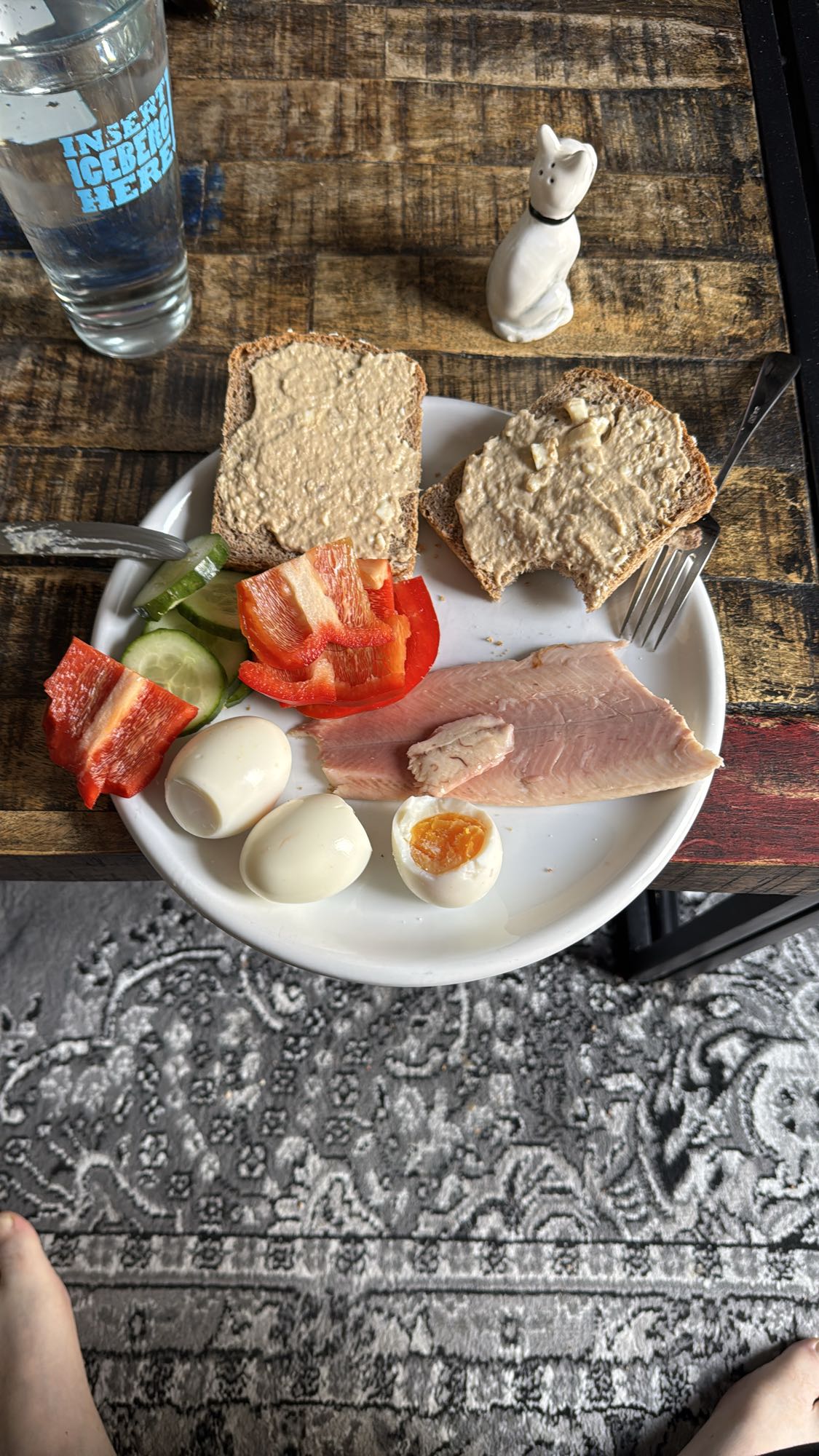 Ontbijtbord met vis en eieren