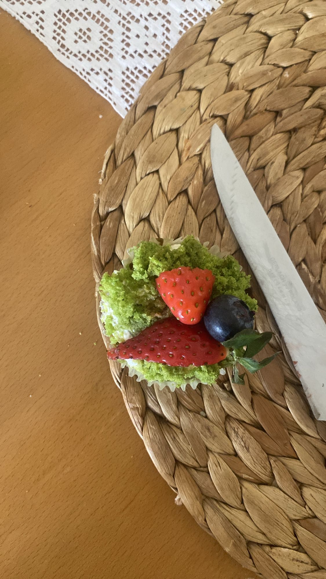 zielona babeczka z owocami