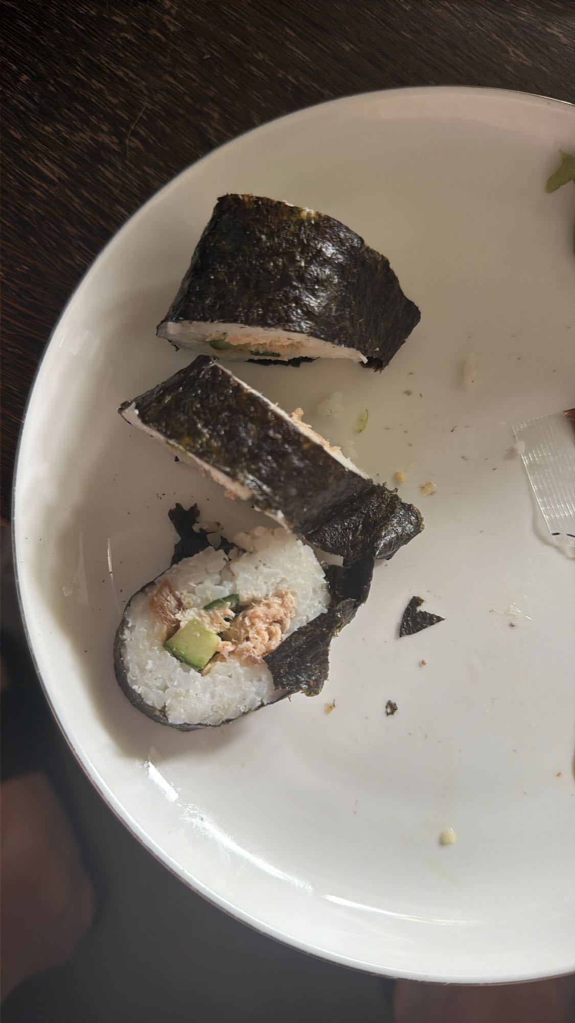 sushi z łososiem i ogórkiem