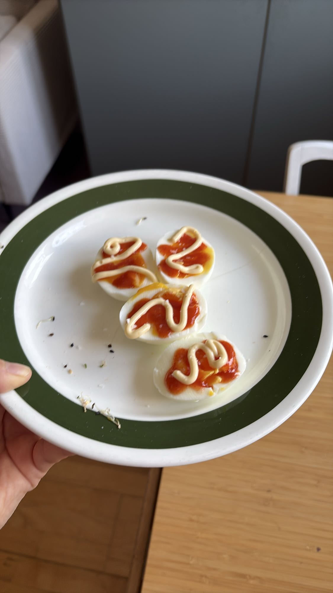 Ägg med ketchup och majonnäs