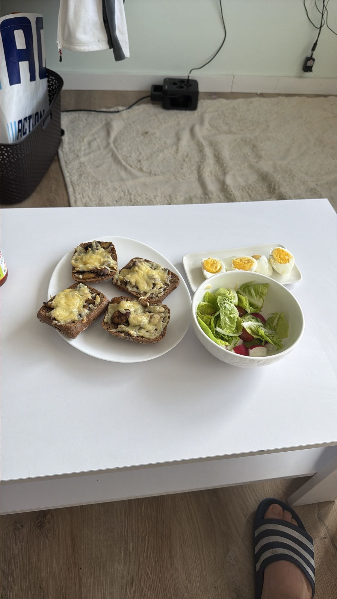 Kanapki z serem, jajka, sałatka