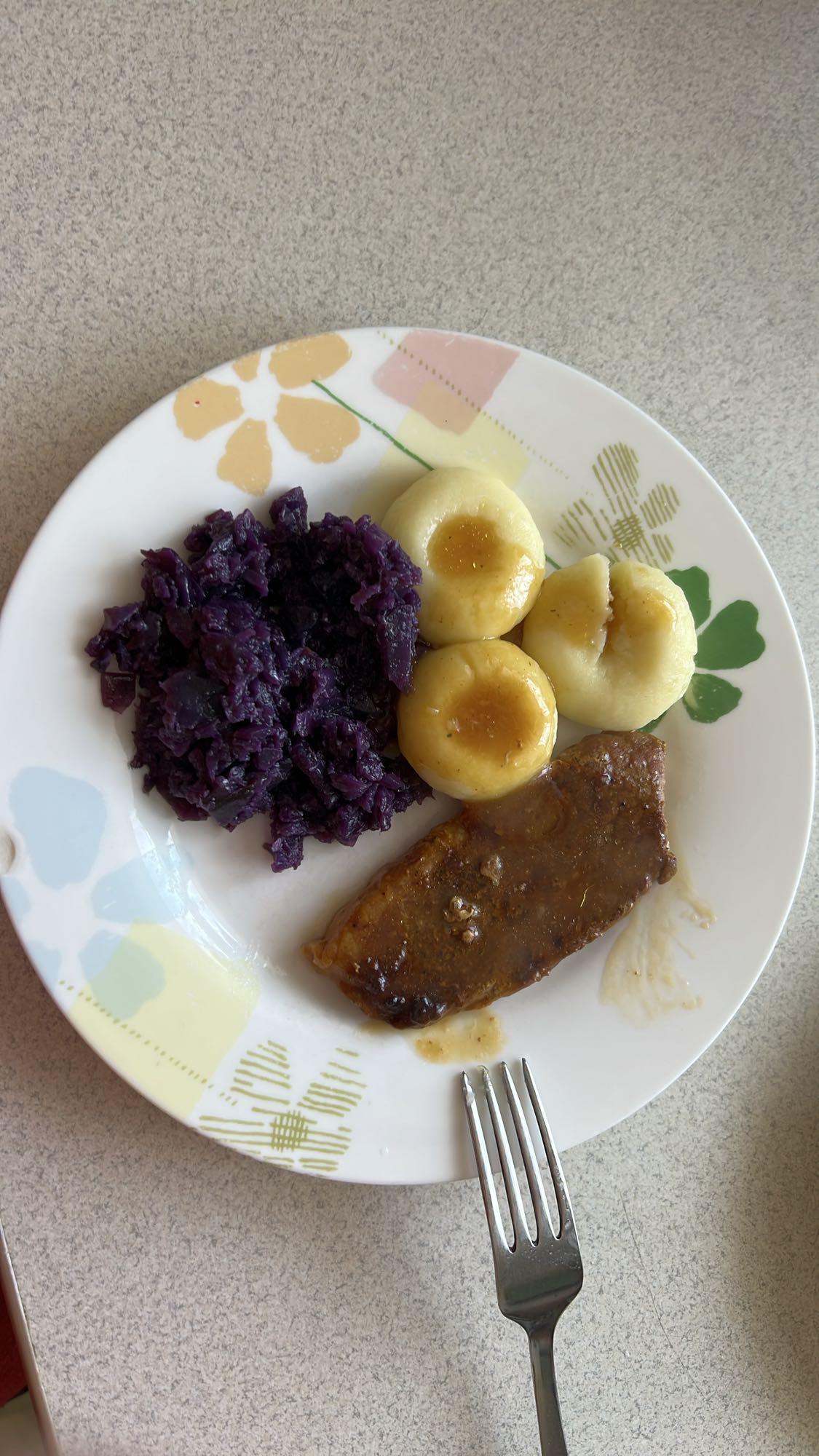 kluski śląskie z modrą kapustą i mięsem