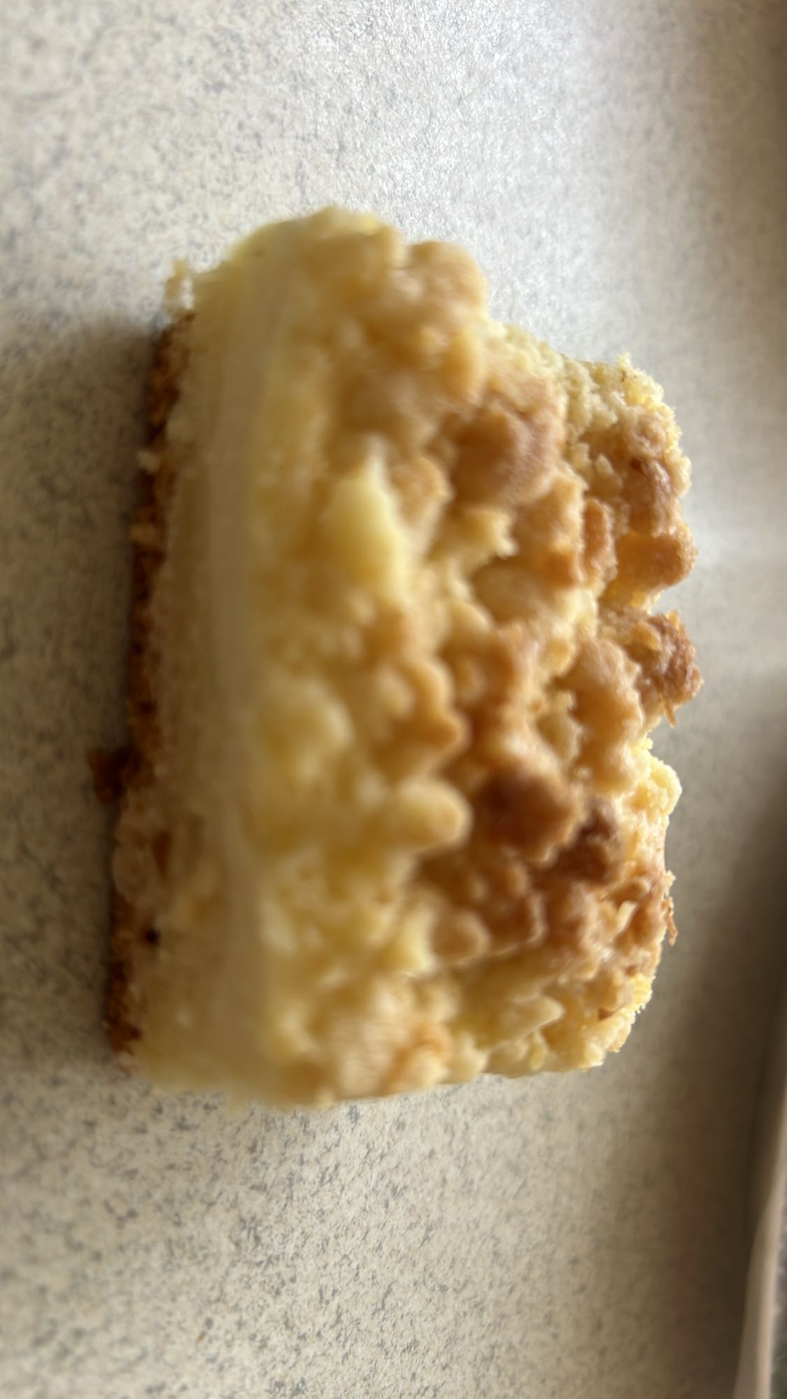 kawałek sernika z kruszonką