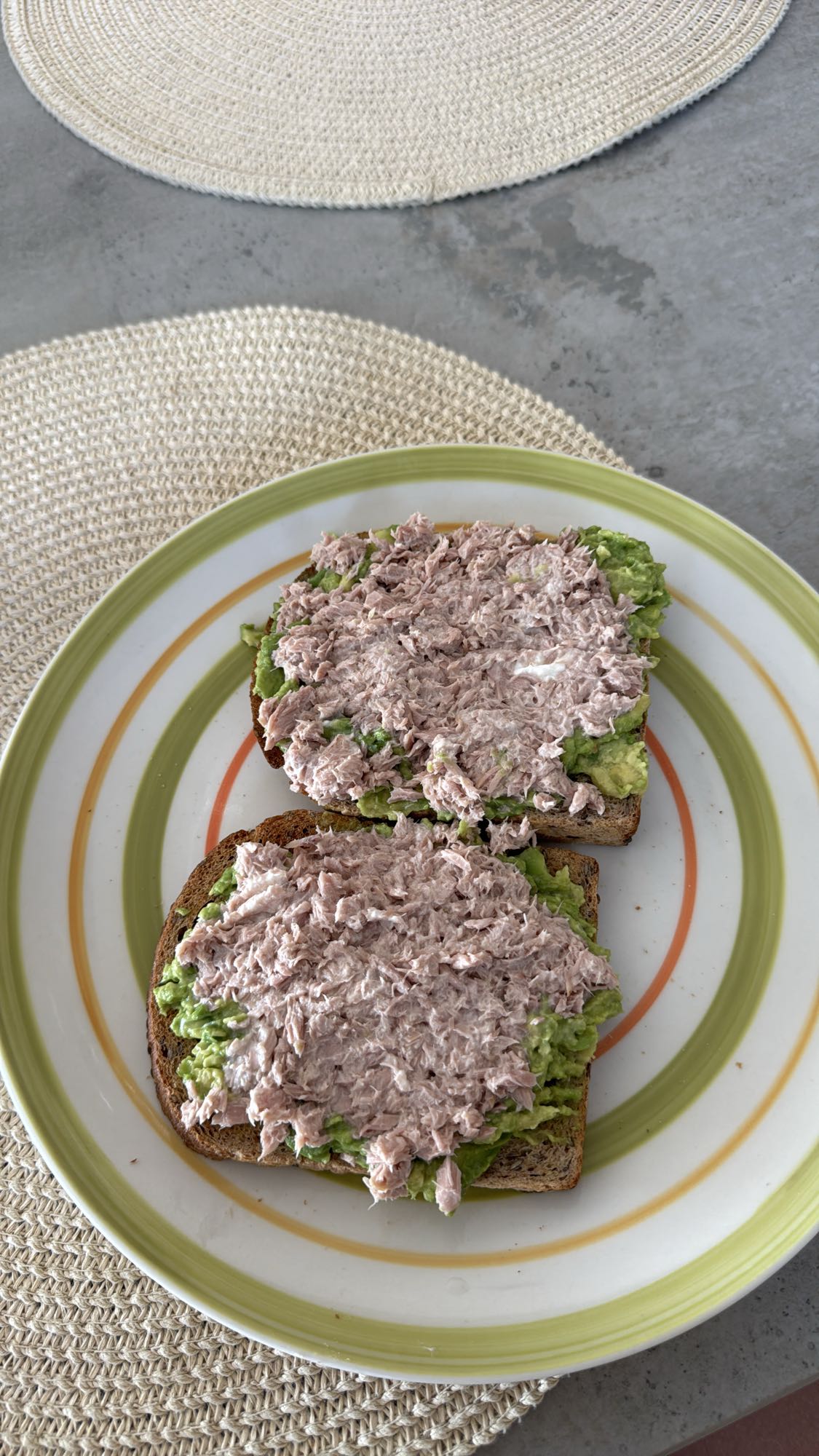 Tostadas de atún y aguacate