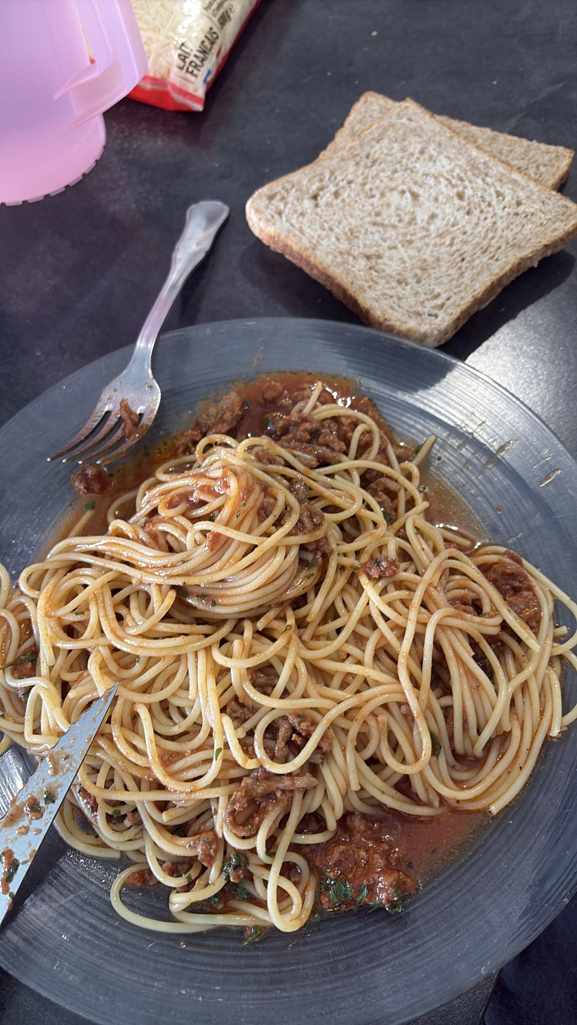 Spaghetti bolognaise et pain
