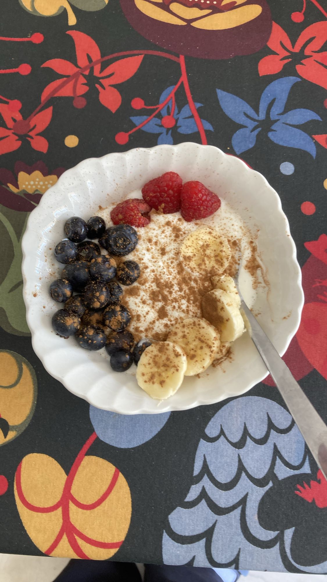 Yoghurt med bär och banan