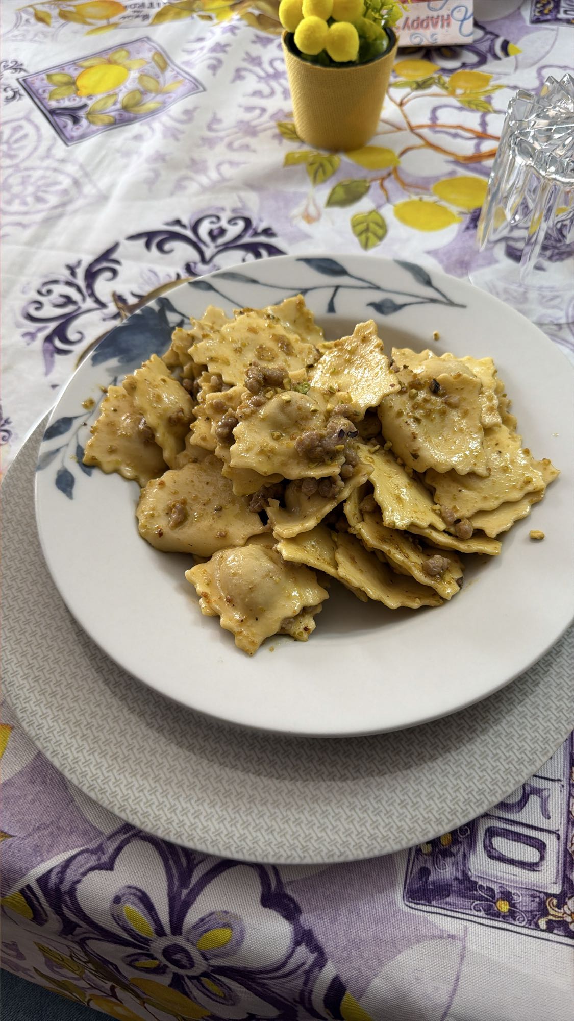 Ravioli con carne y pistacho