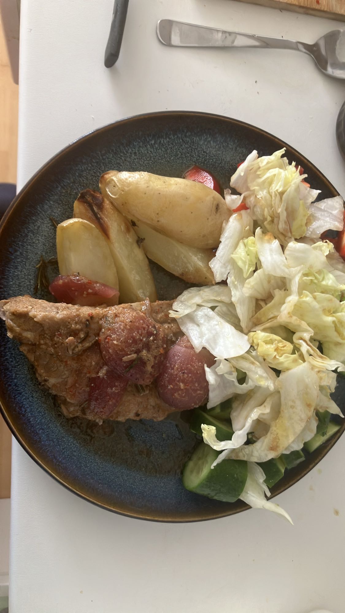 Carne com batata e salada