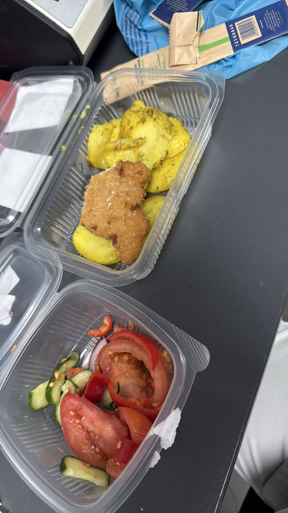 Șnițel cu cartofi și salată