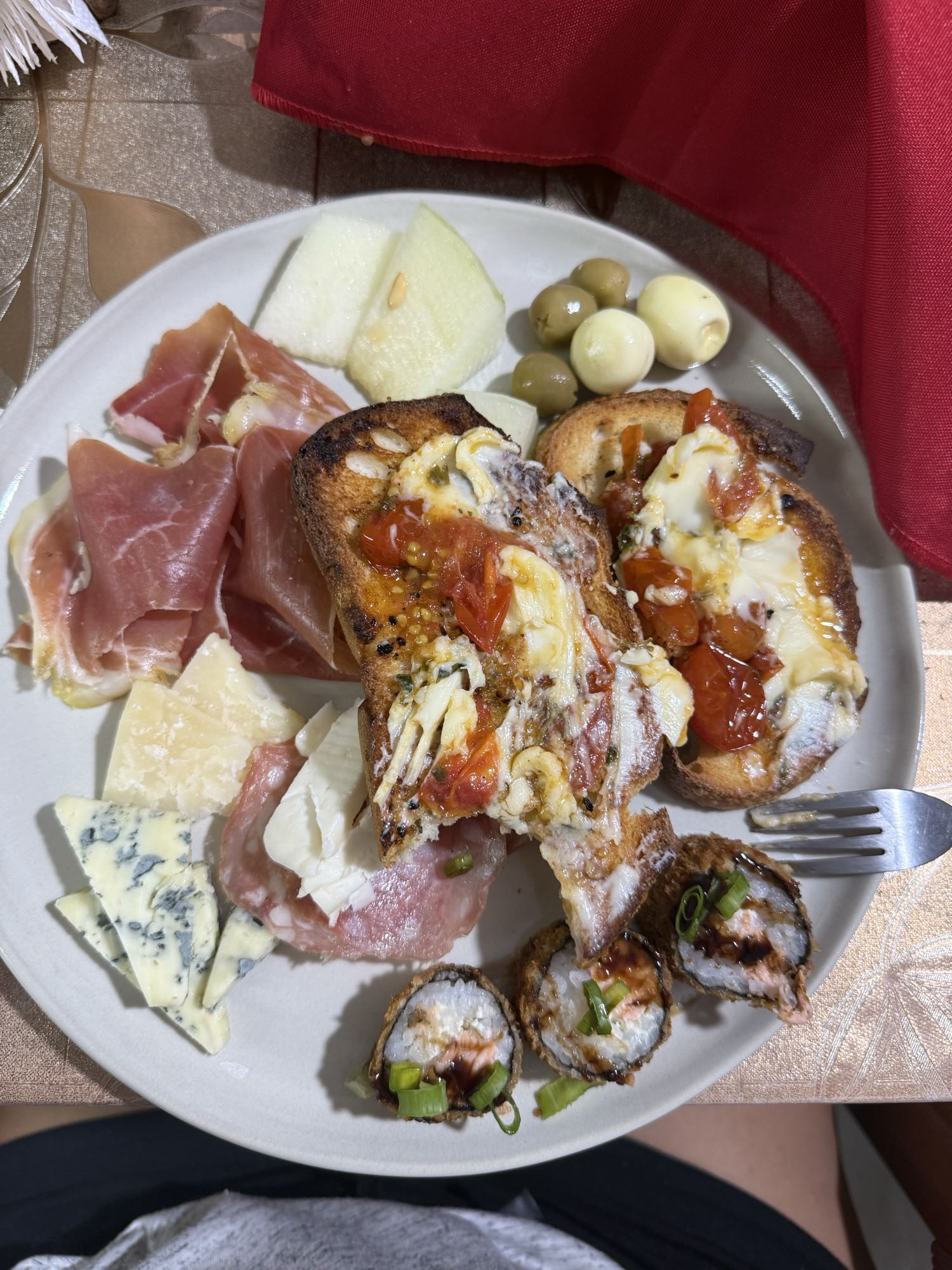 Tábua variada com torradas