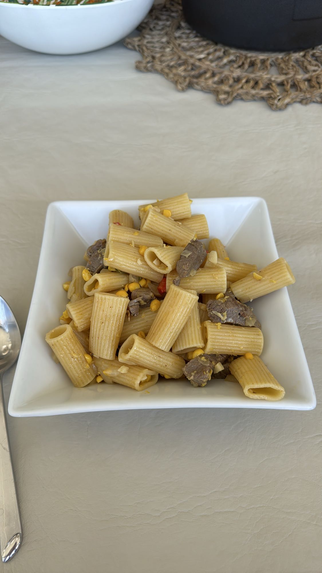pasta con carne y maíz