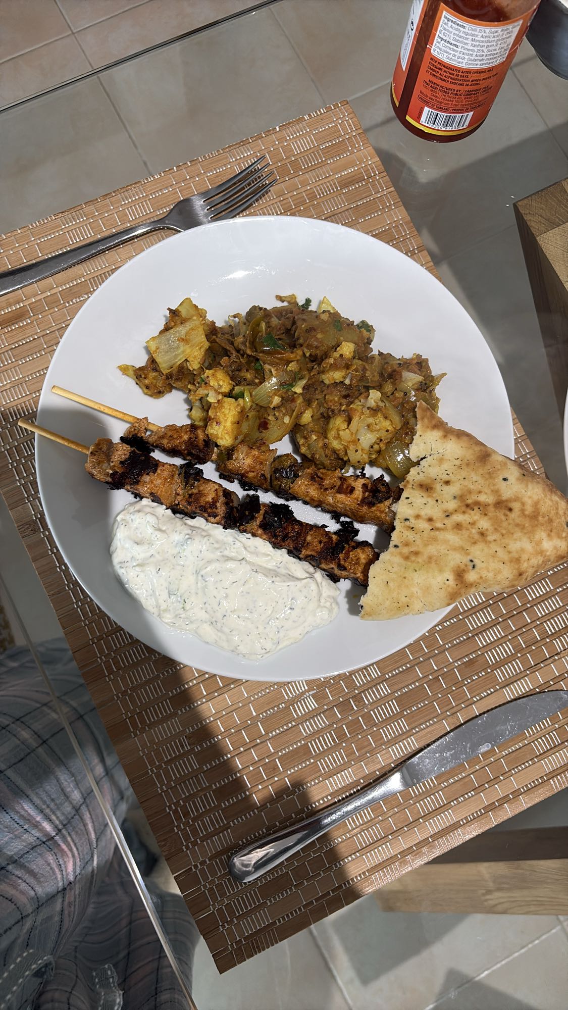 Chicken skewers with naan