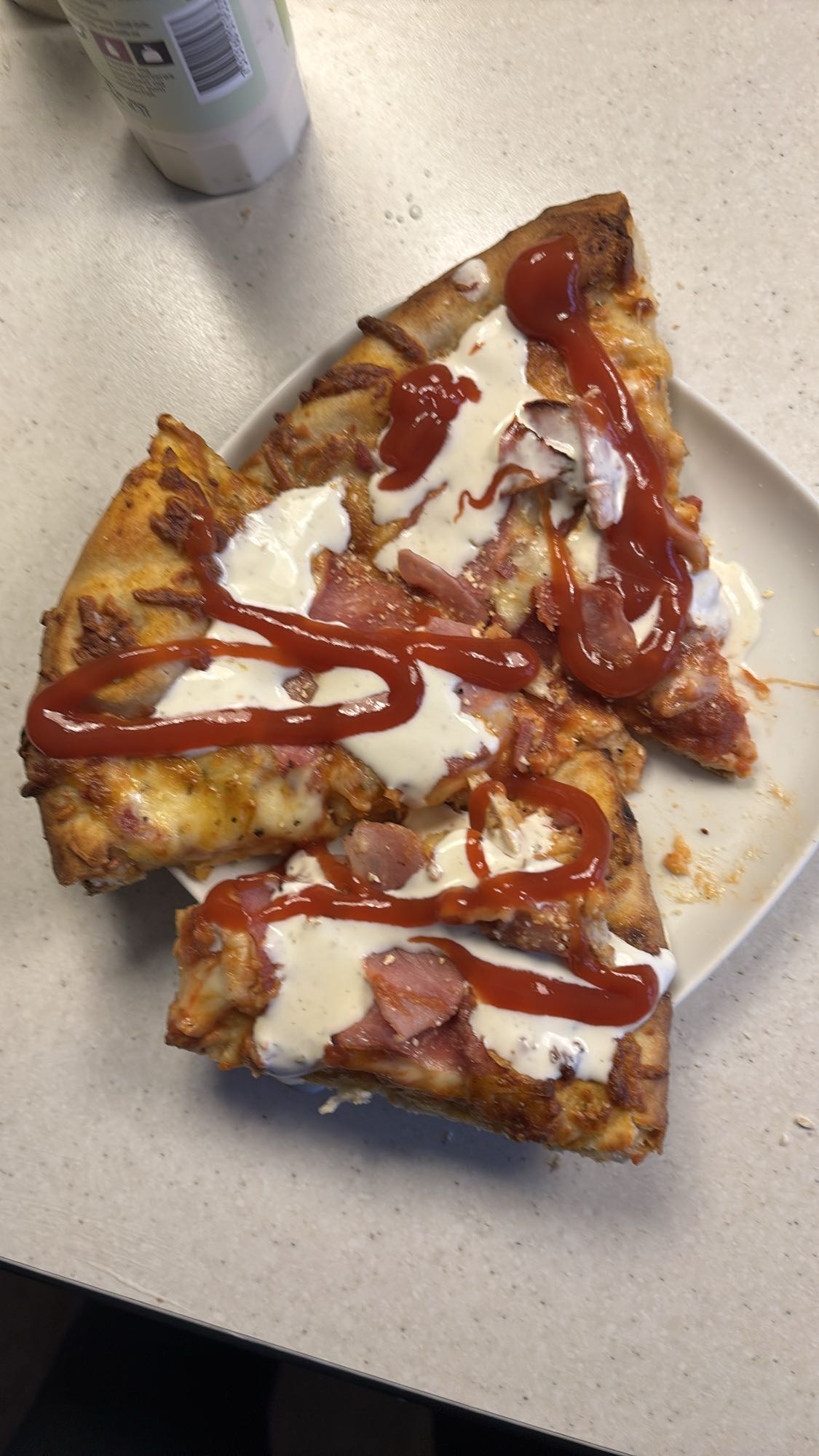 Pizza med skinke og saus