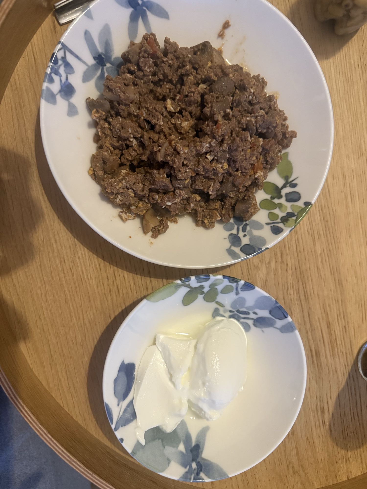 Kıymalı yumurta ve yoğurt