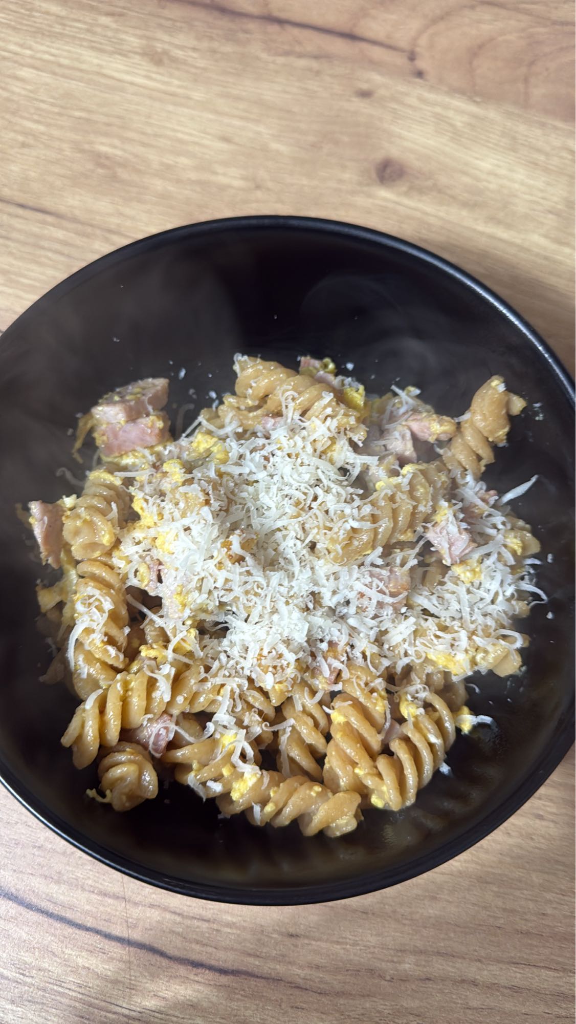 Paste cu șuncă, ou și parmezan