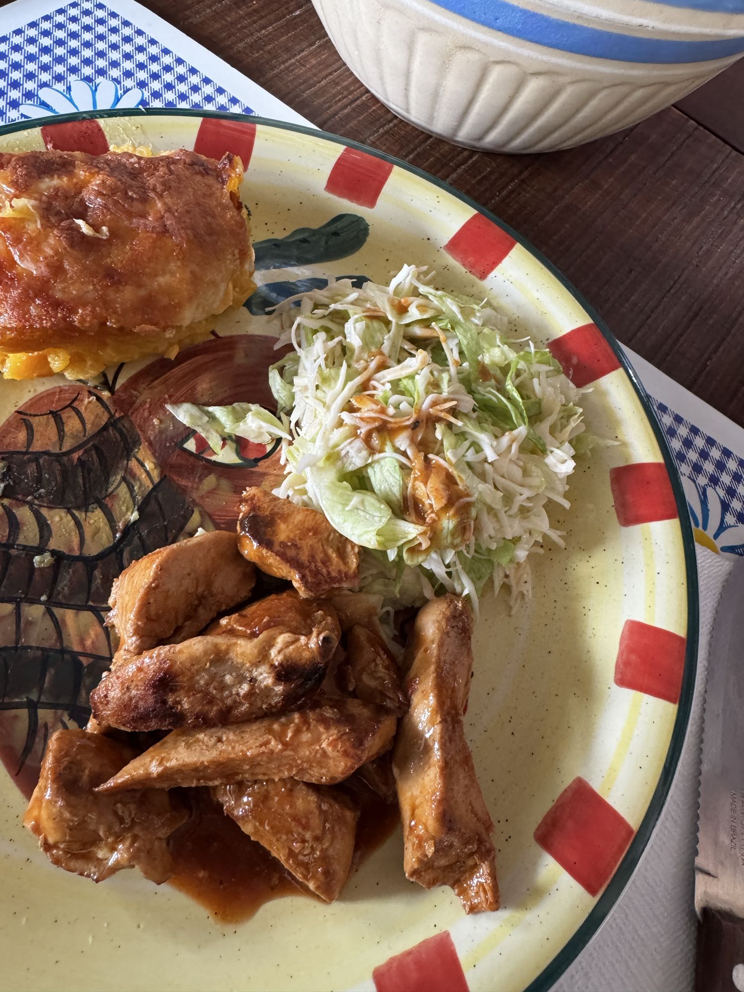 Pollo con ensalada y lasaña