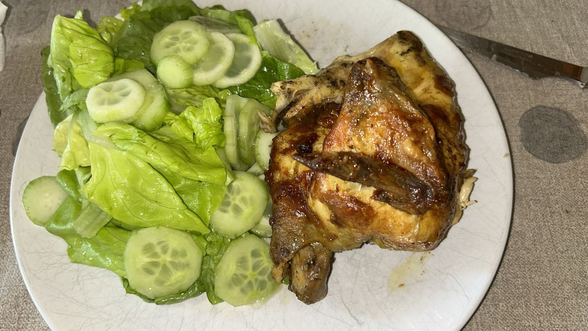 Pollo asado con ensalada