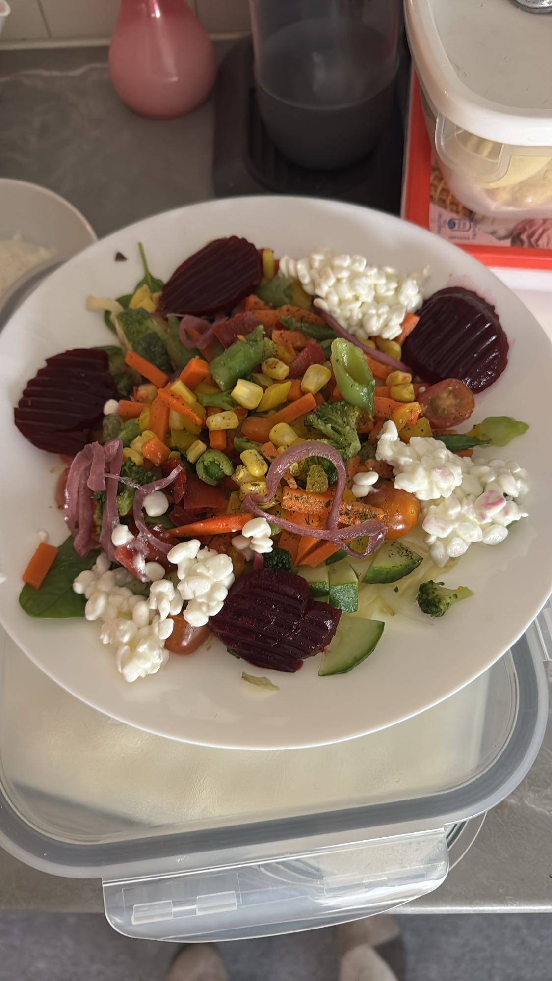 Färgglad grönsakssallad