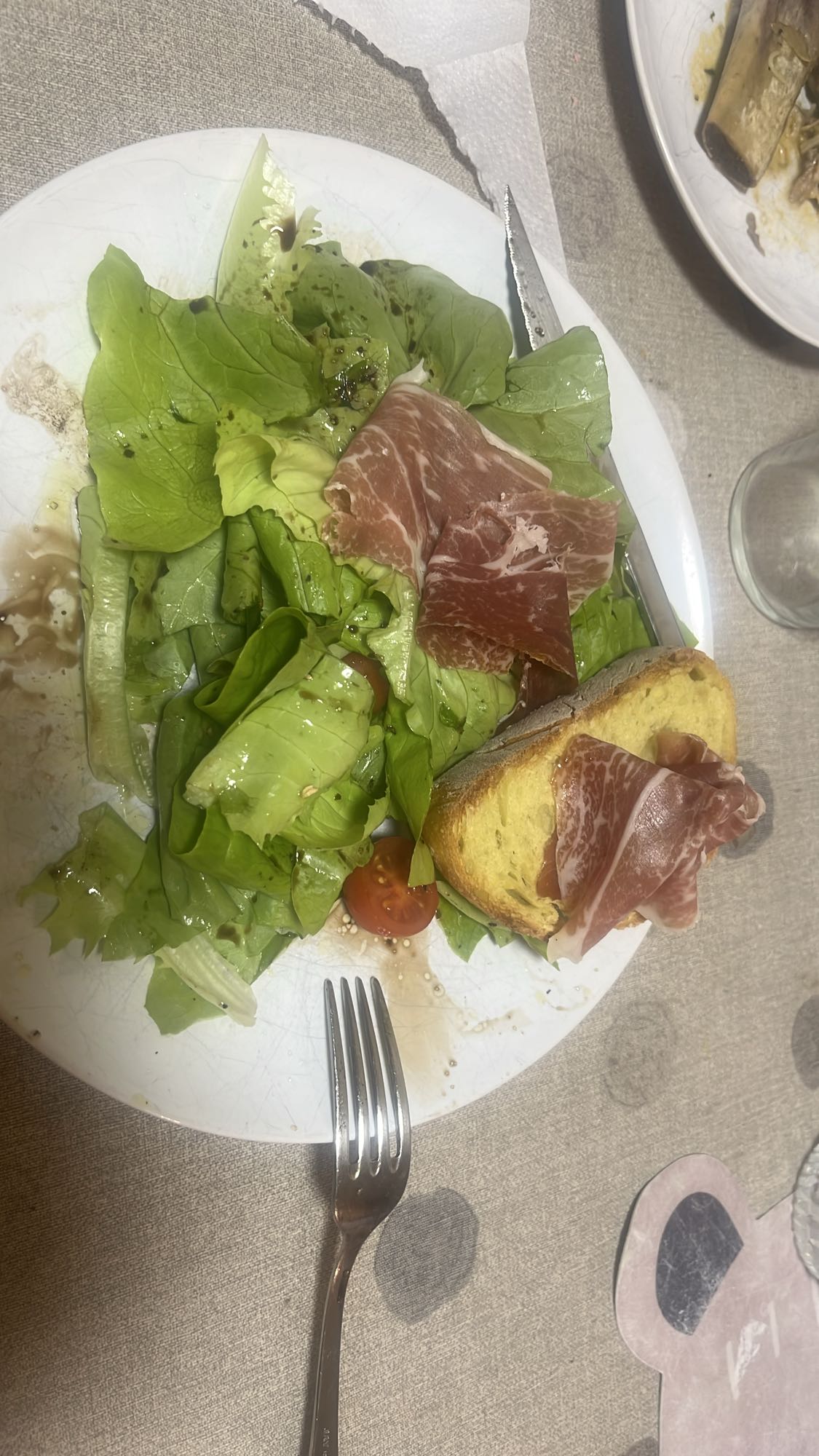 Ensalada con jamón y pan