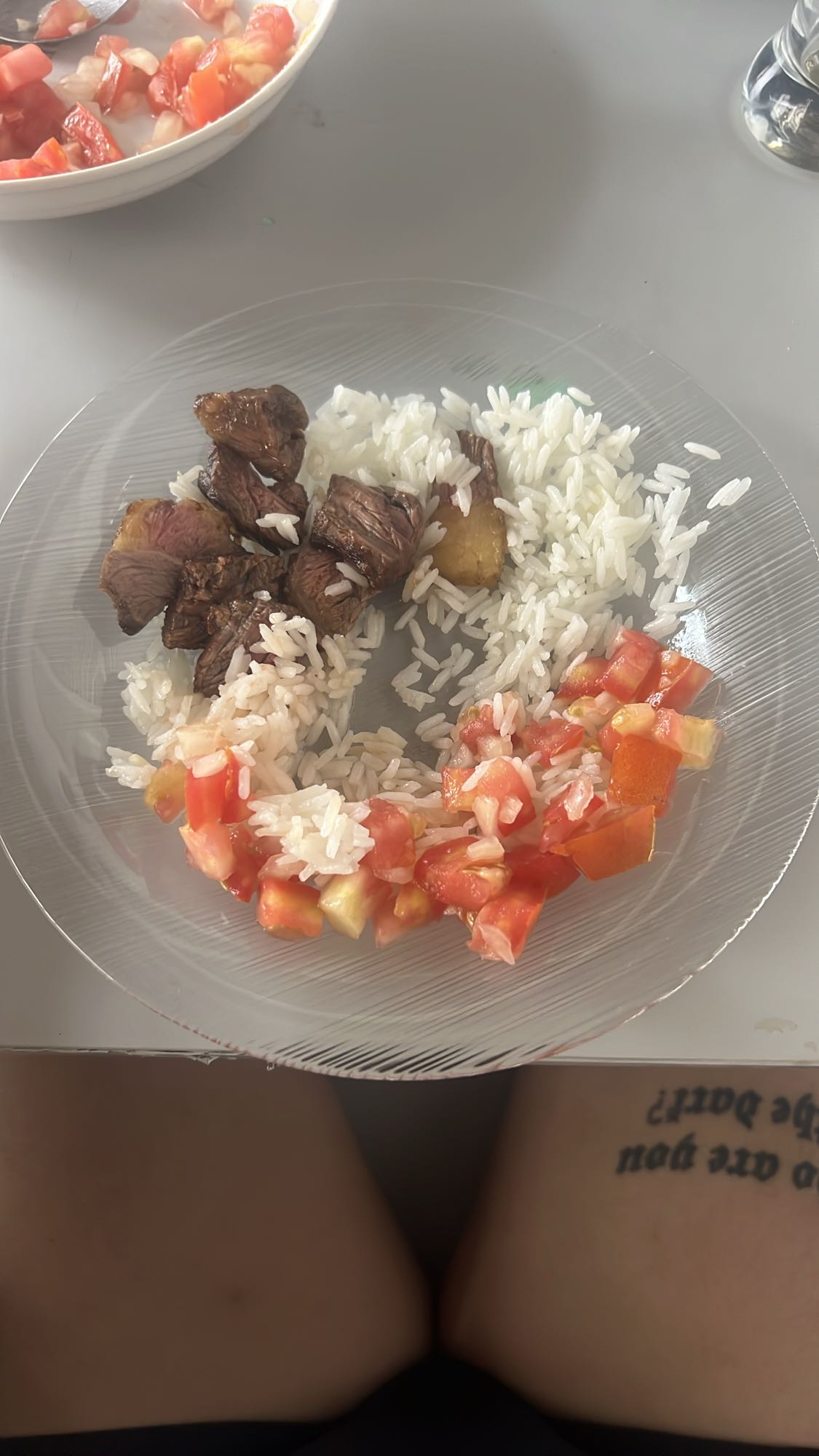 Arroz, carne e salada