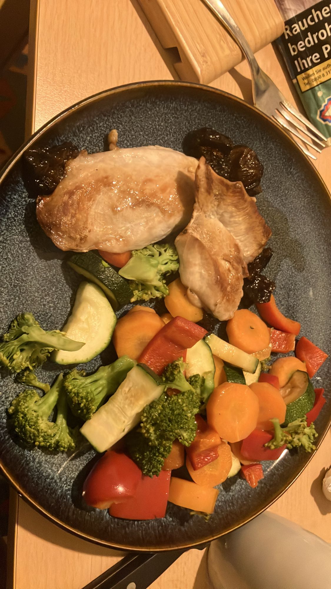 Frango com legumes salteados