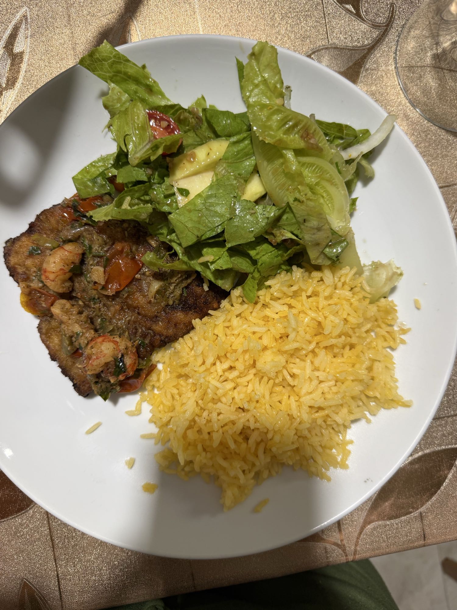 Bife à milanesa, arroz e salada