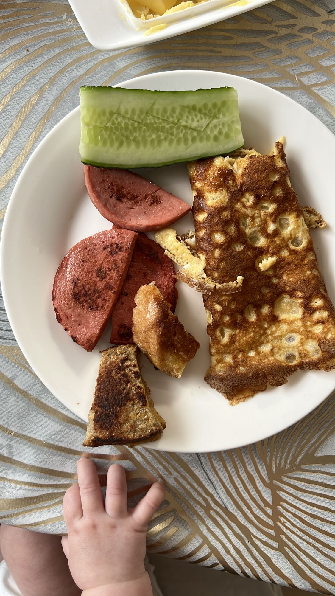 Завтрак с омлетом и колбасой