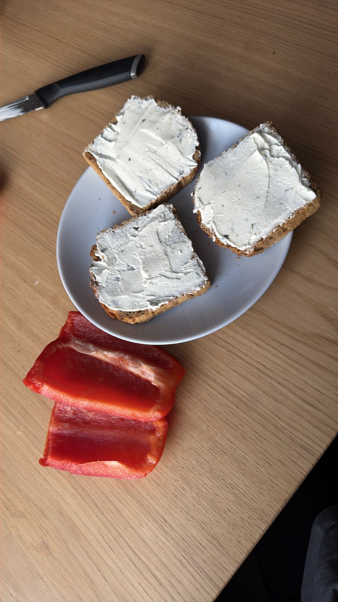 Kanapki z serkiem i papryką
